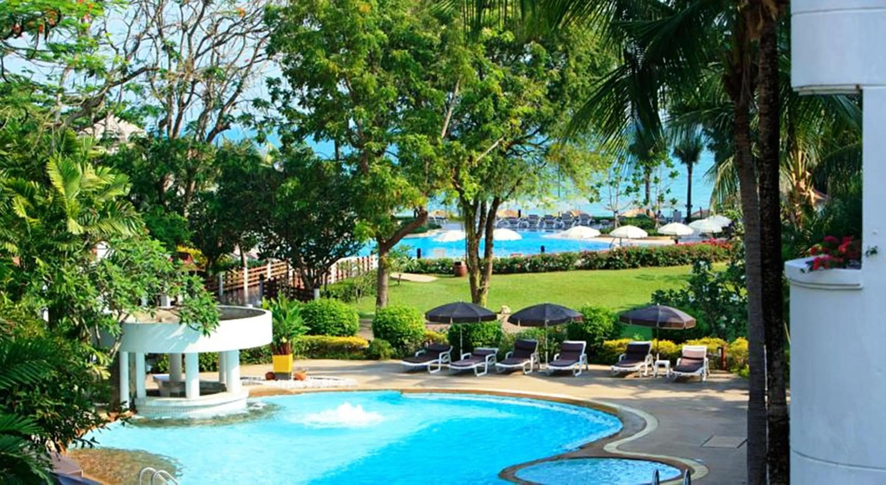 Garden in Novotel Rayong Rim Pae Resort