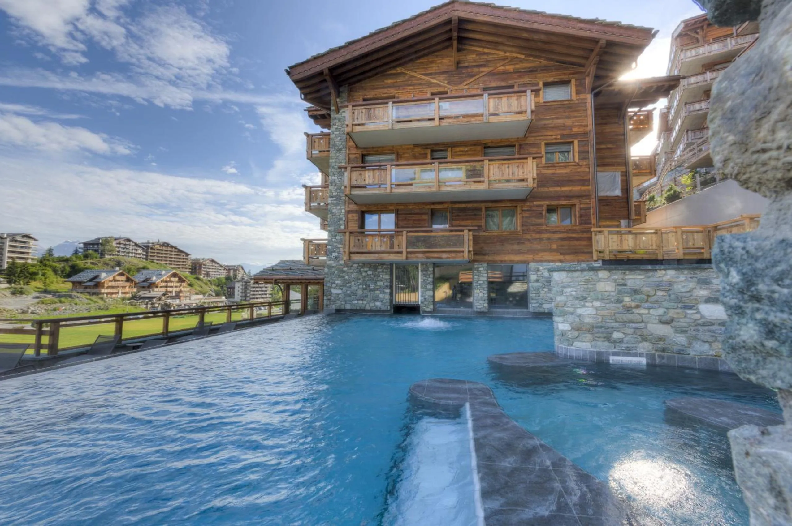 Montagnard 12 - spa access - car and careless holidays!