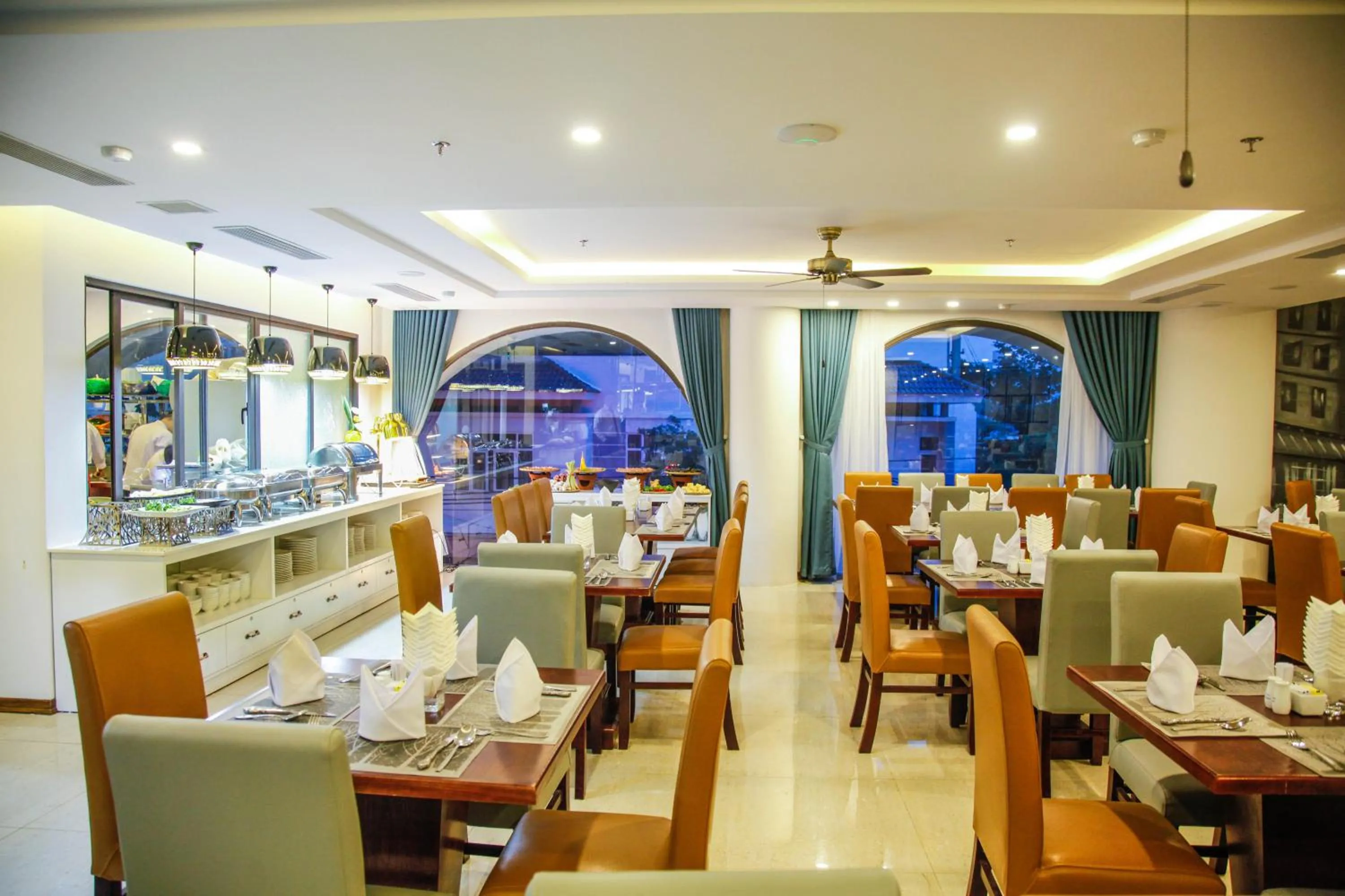 Restaurant/places to eat in Ritzy Boutique Hotel Da Nang Beach