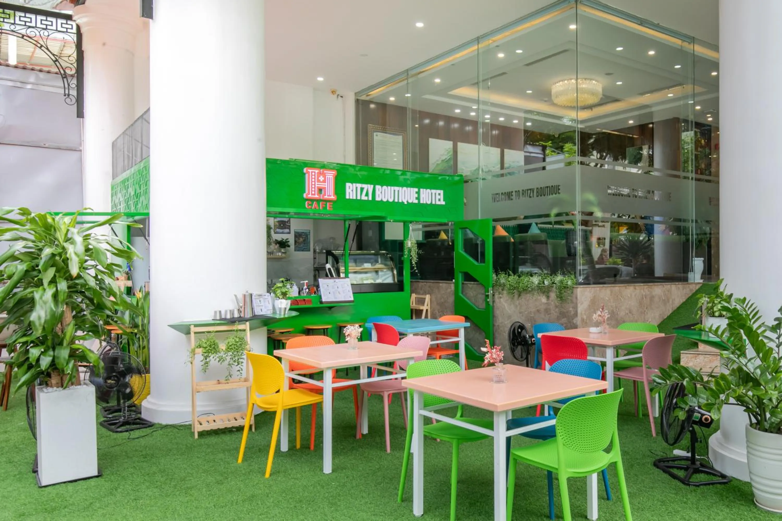 Lounge or bar in Ritzy Boutique Hotel Da Nang Beach