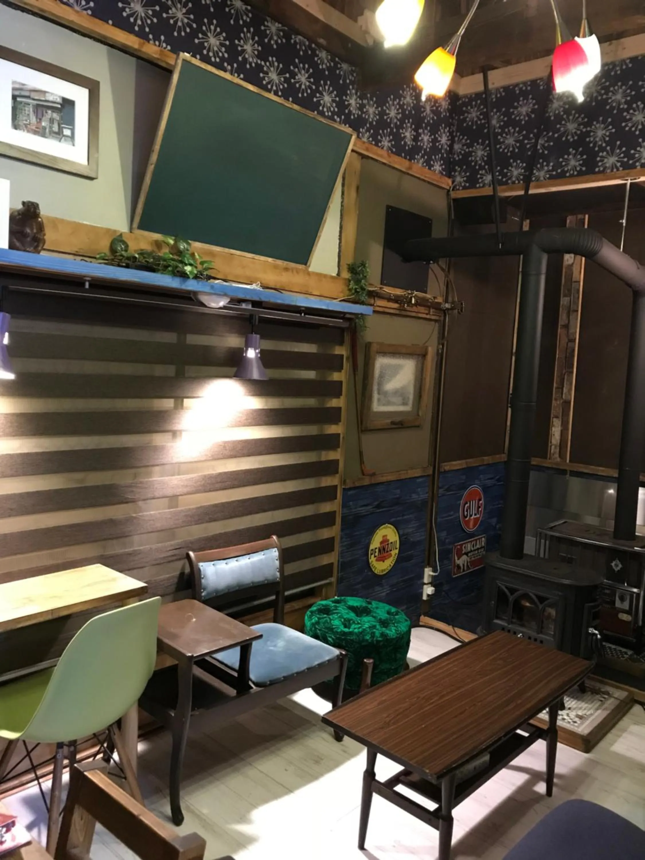 Communal lounge/ TV room in Shabby House