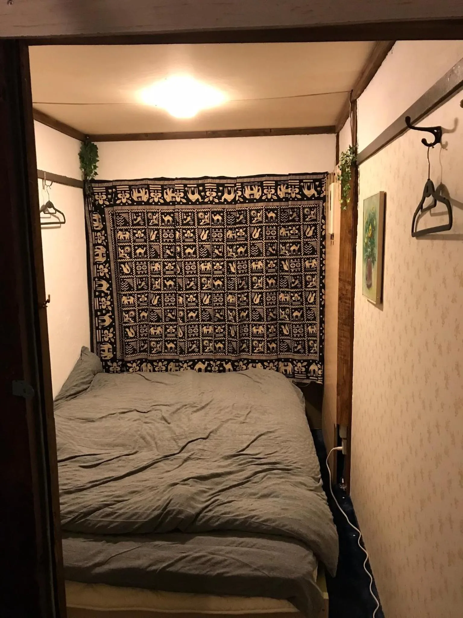 Photo of the whole room, Bed in Shabby House
