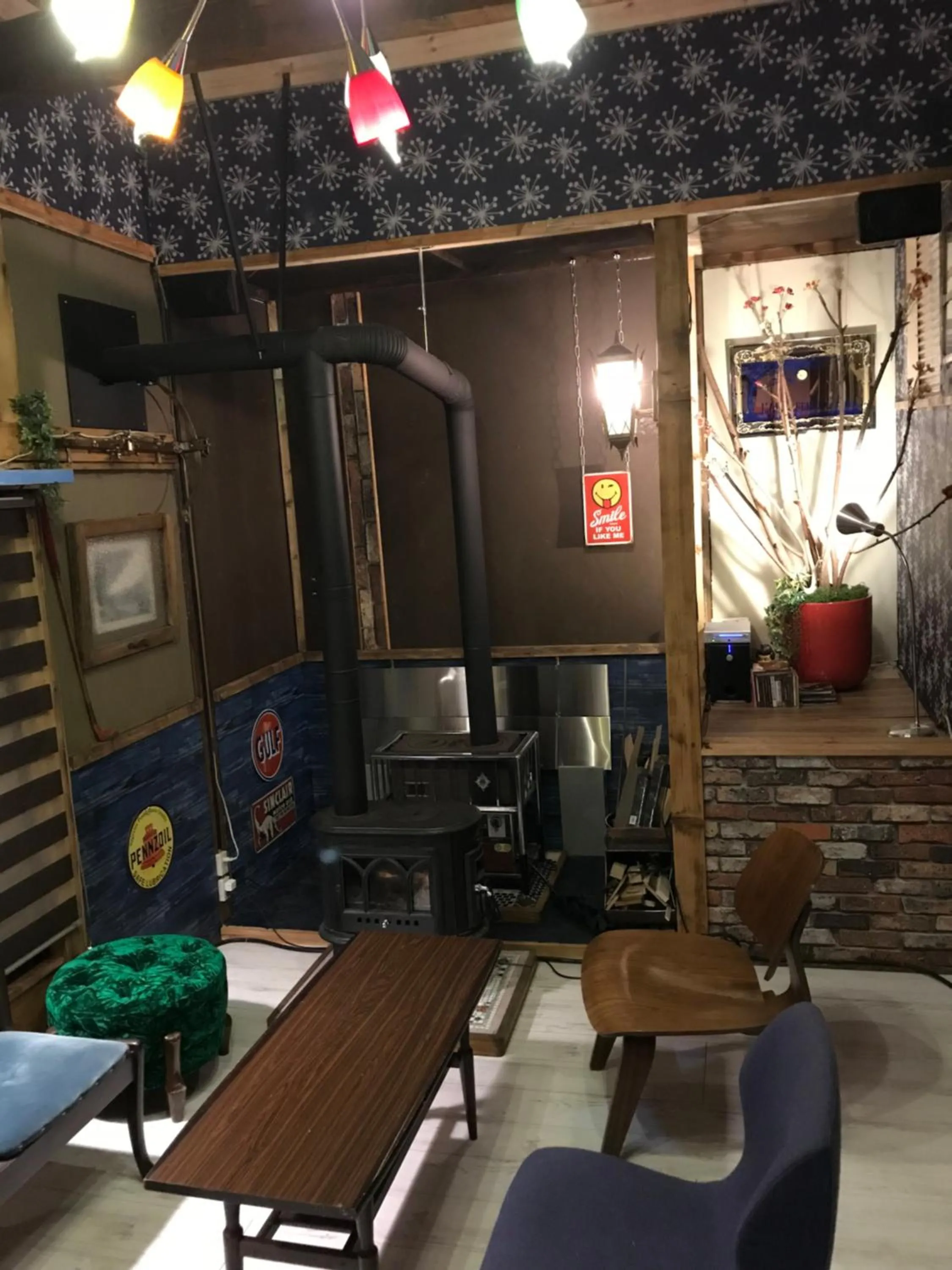 Communal lounge/ TV room in Shabby House