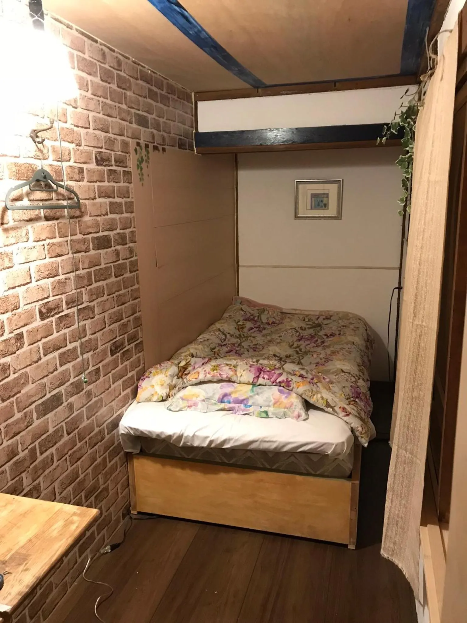 Photo of the whole room, Bed in Shabby House