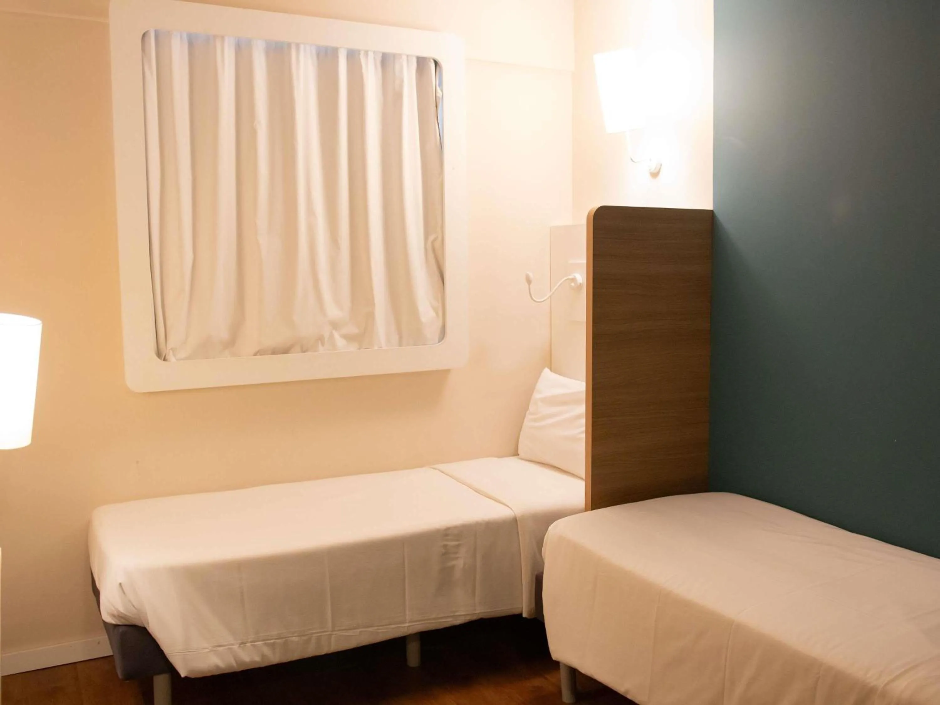 Bedroom, Bed in ibis budget Muriae