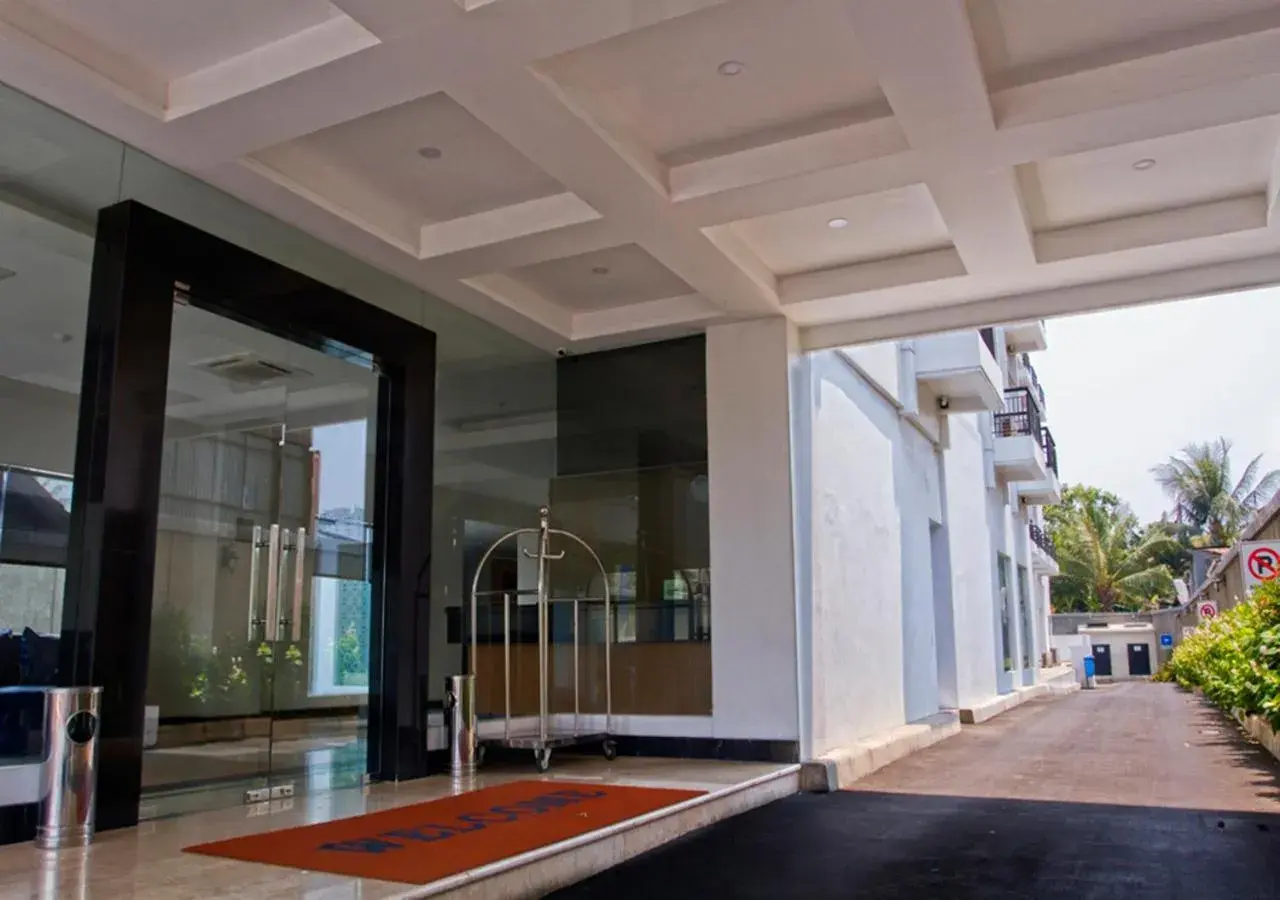 Facade/entrance in P Hotel Facade/entrance in P Hotel