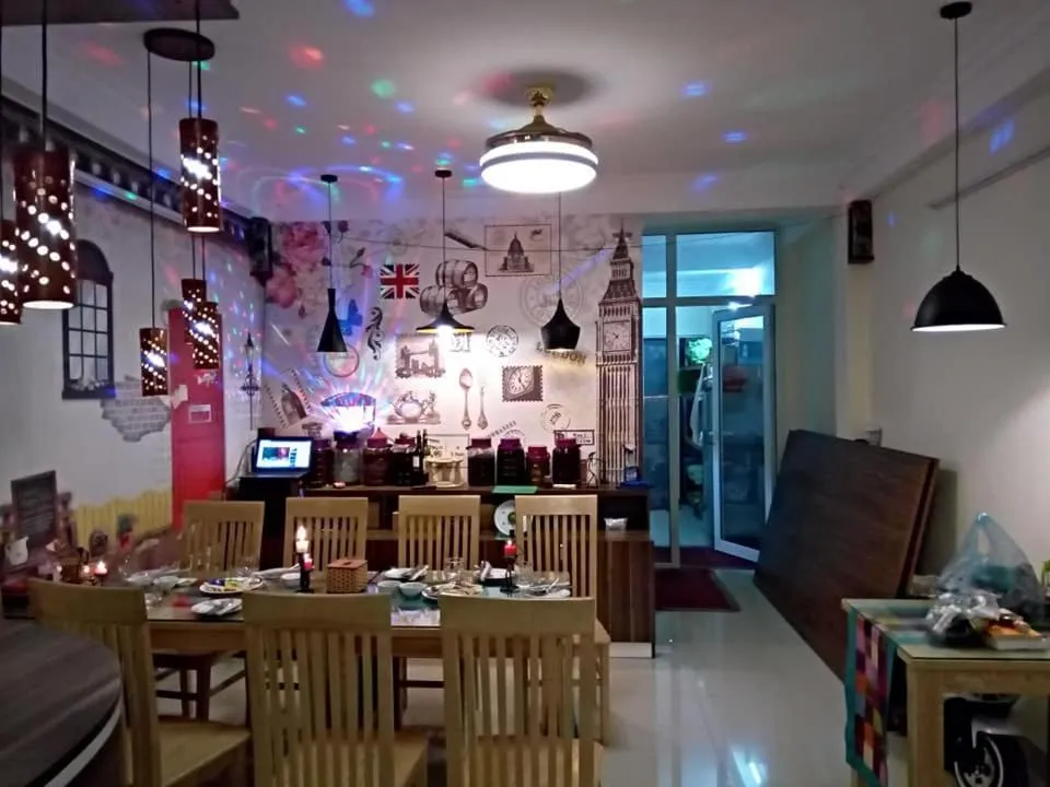 Restaurant/places to eat in Friendly Home Hotel
