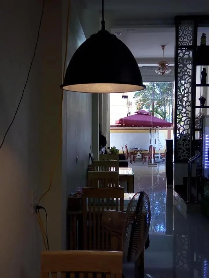 Restaurant/places to eat in Friendly Home Hotel