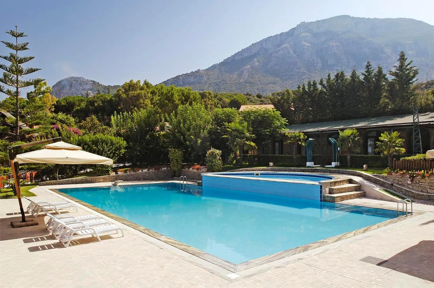 Swimming pool in Residenza Giancesare Family Apartments
