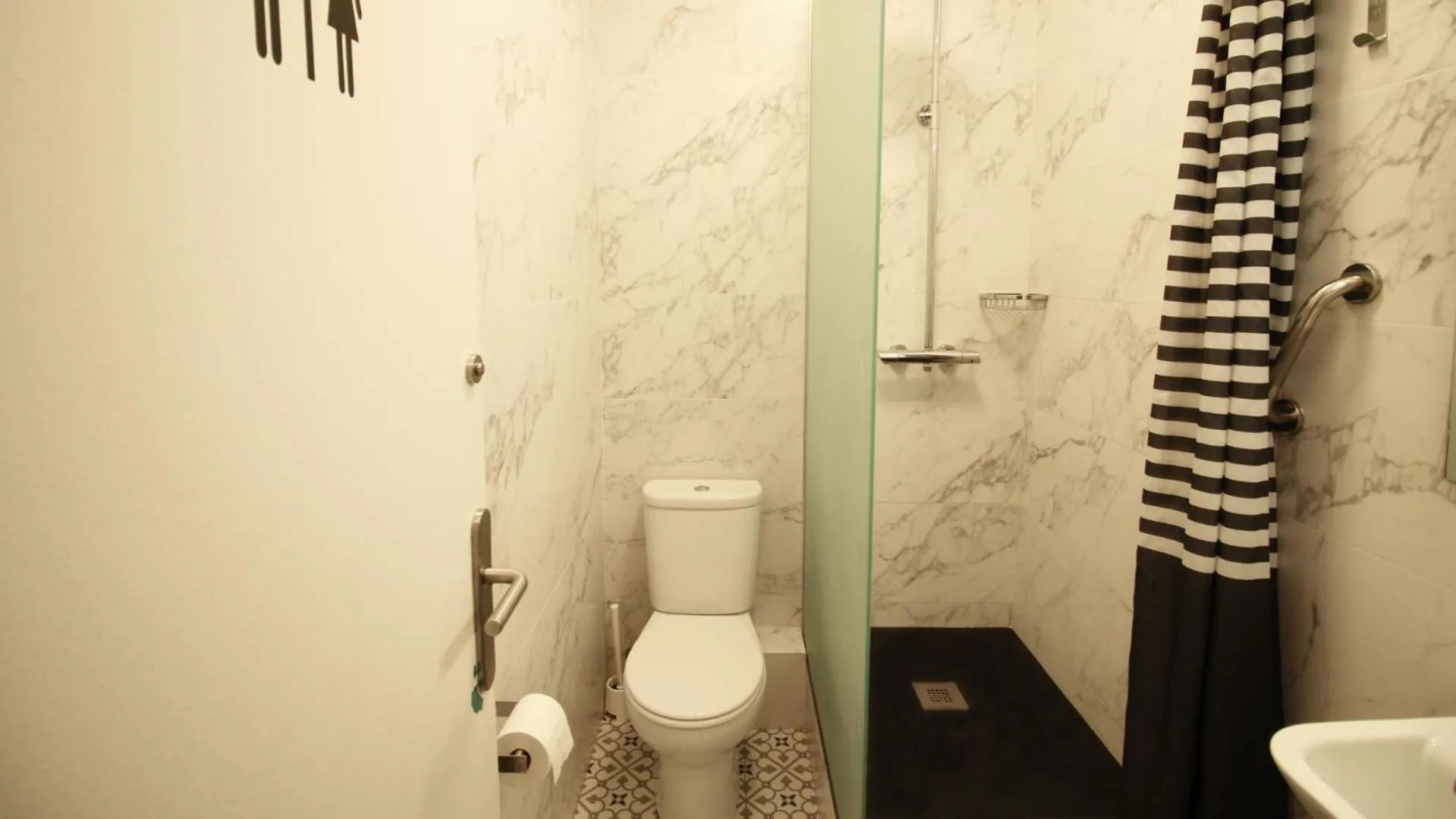 Bathroom in Paraiso Hostel