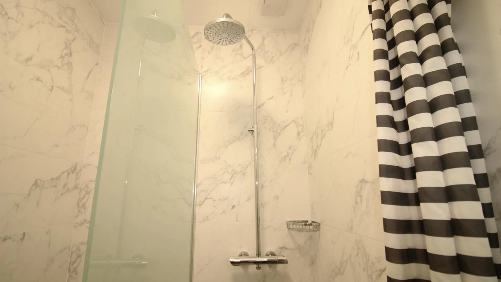 Shower in Paraiso Hostel