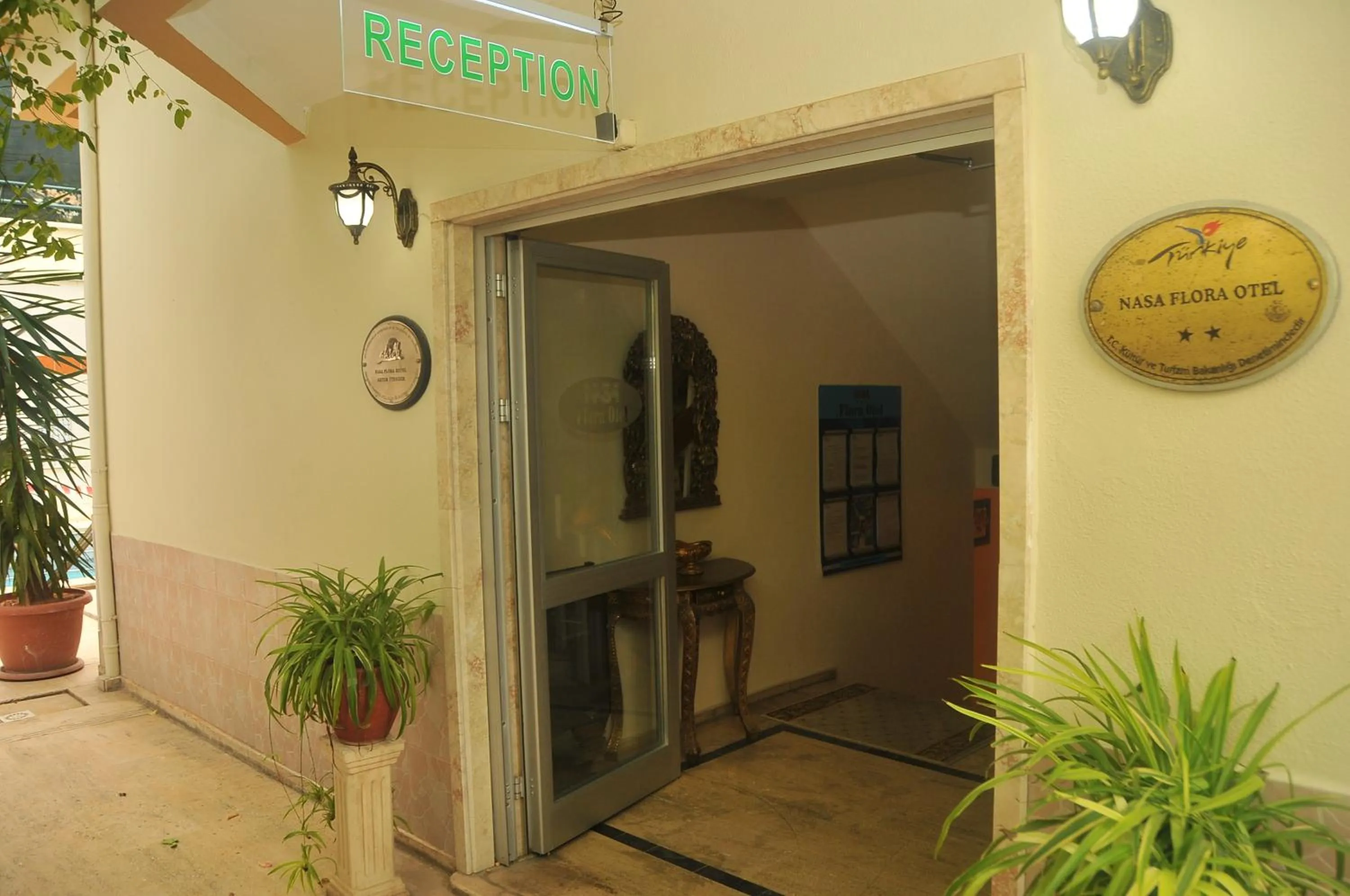 Restaurant/places to eat in Nasa Flora Hotel