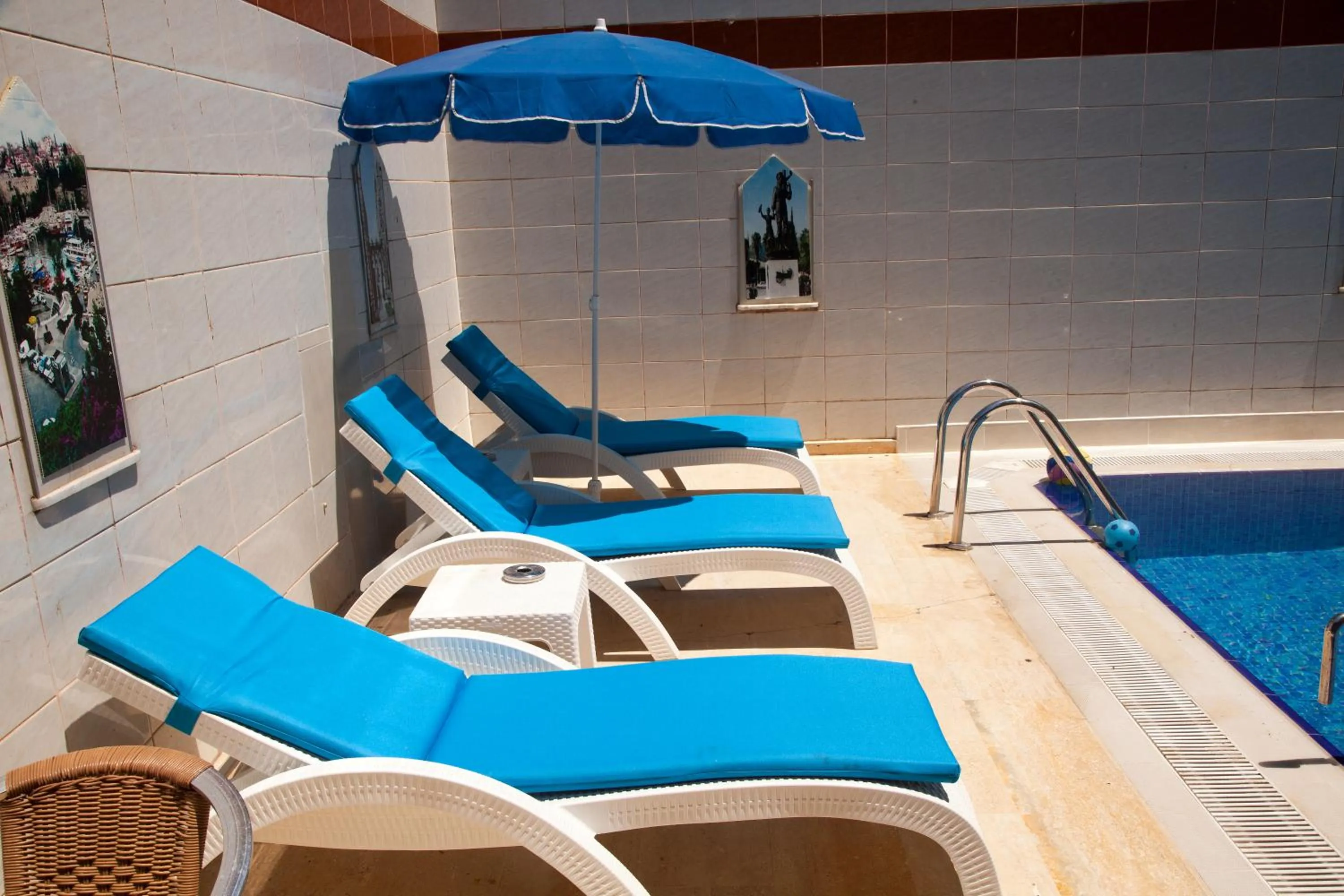 Swimming pool in Nasa Flora Hotel