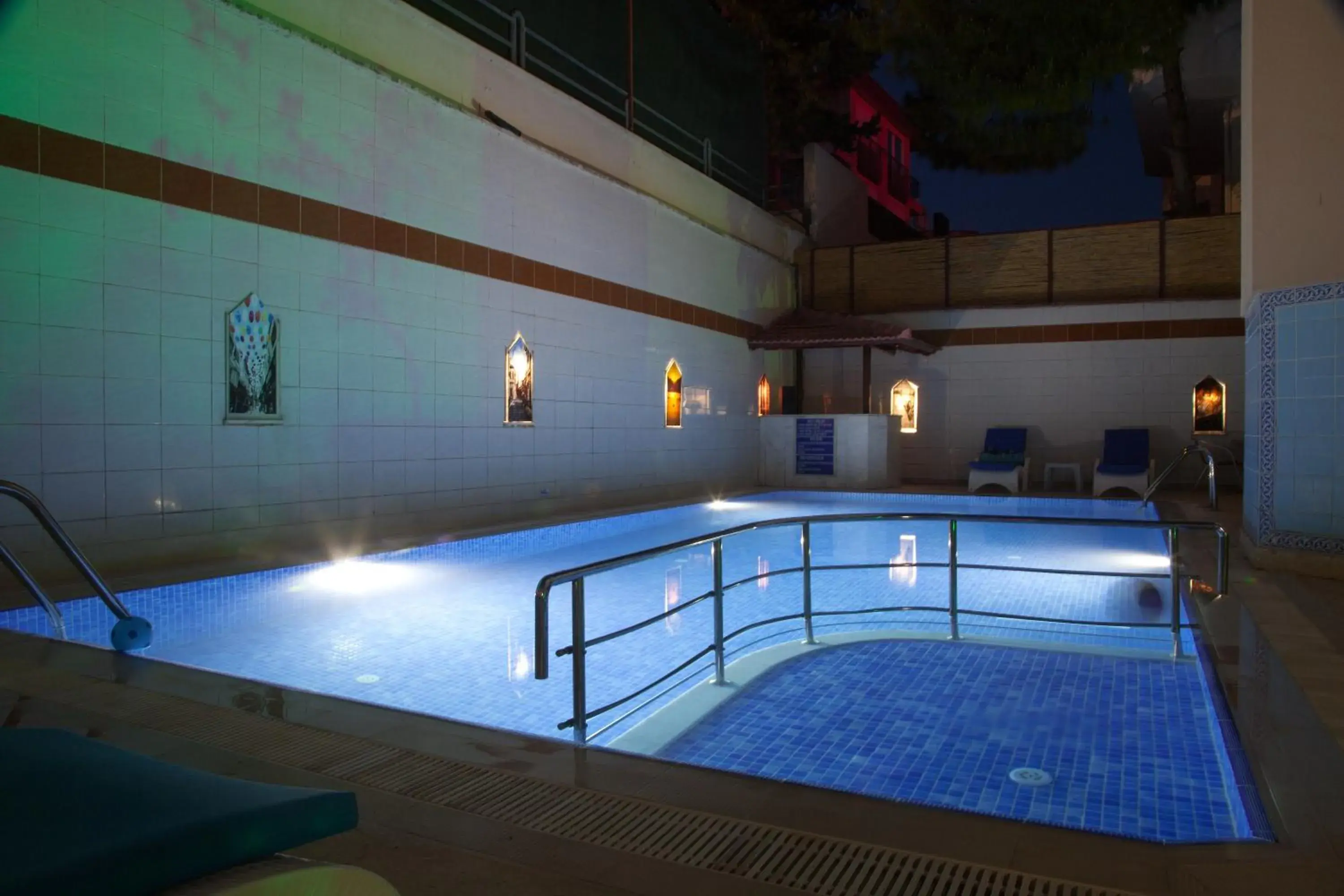 Swimming Pool in Nasa Flora Hotel