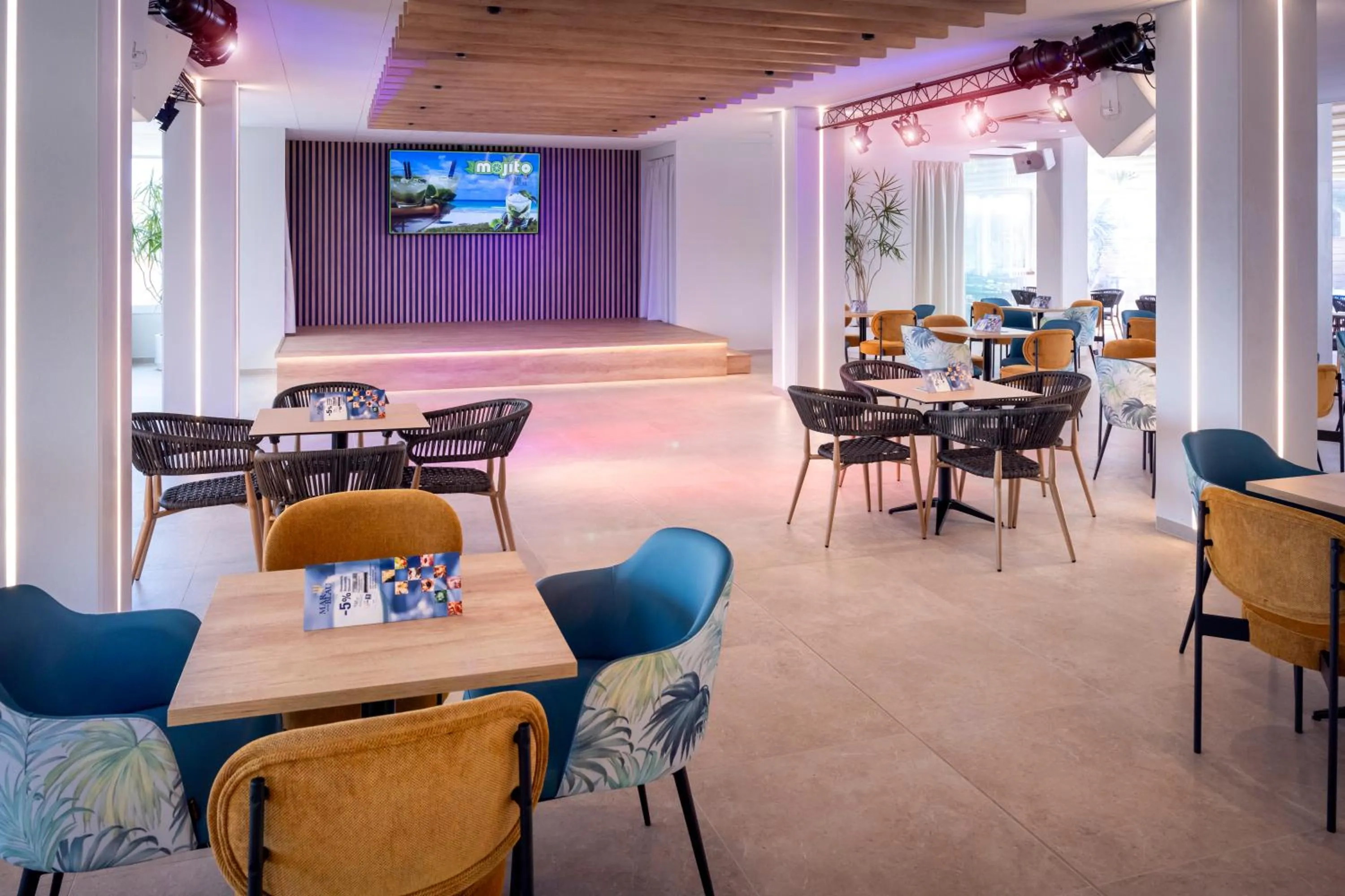 Communal lounge/ TV room in Hotel Mar Blau