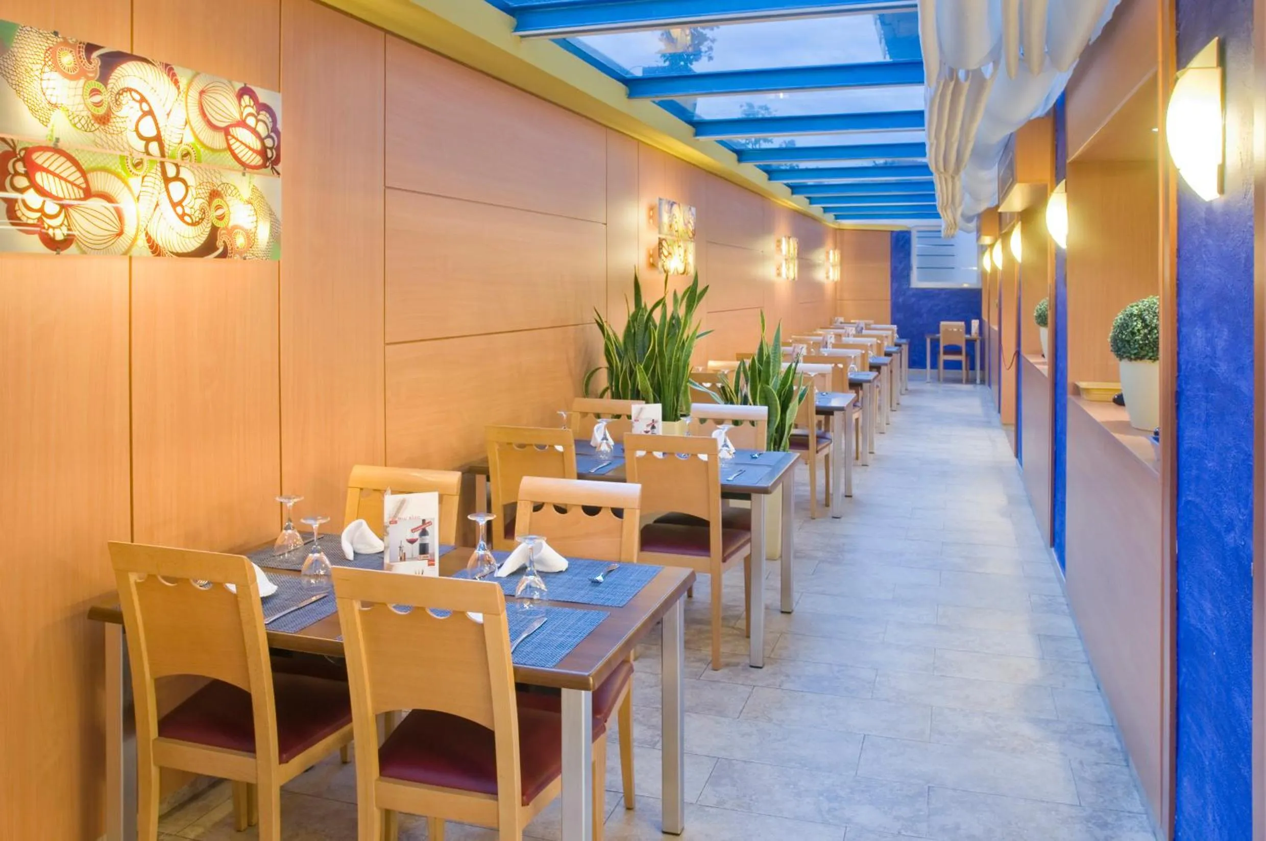 Restaurant/places to eat in Hotel Mar Blau