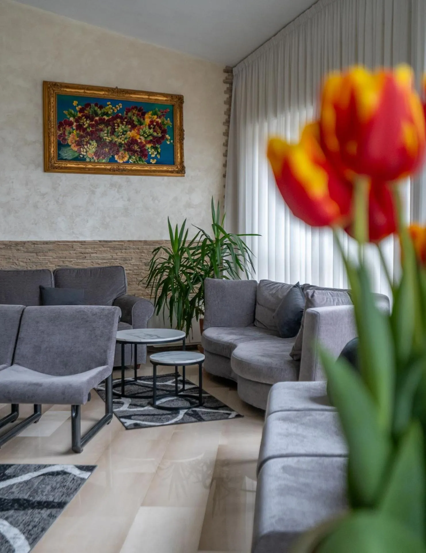 Communal lounge/ TV room in Cipriani Park Hotel