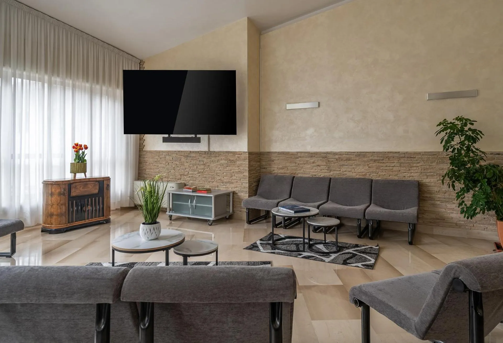 Communal lounge/ TV room in Cipriani Park Hotel