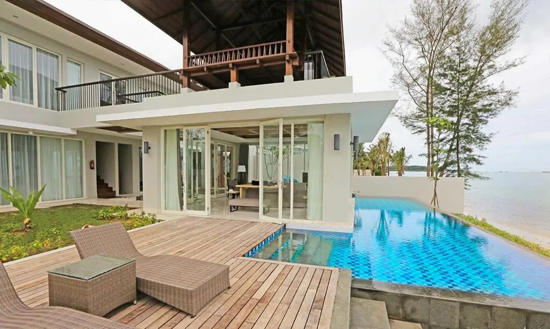 Swimming pool in Hotel Santika Premiere Beach Resort Belitung