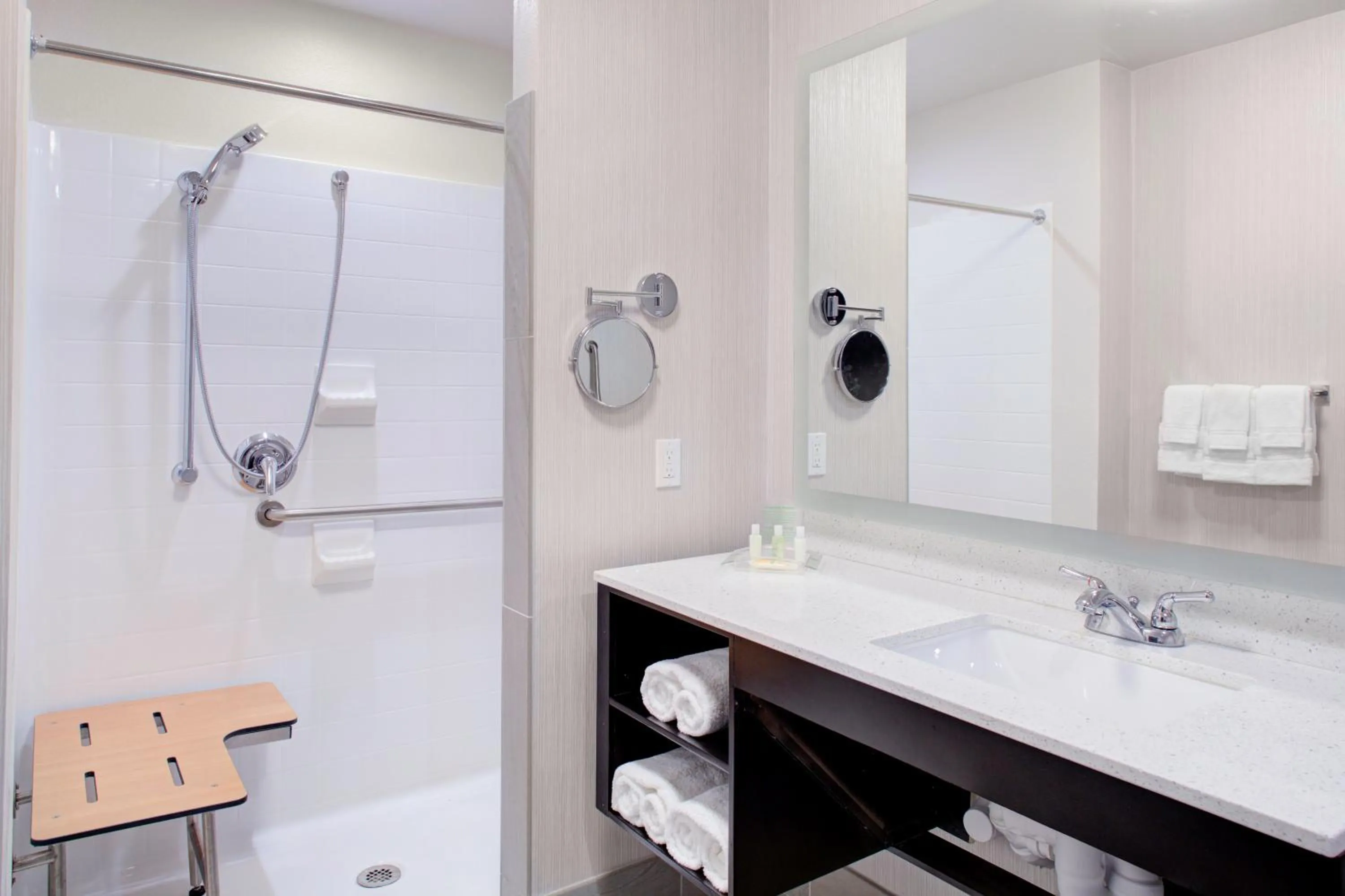 Photo of the whole room in Holiday Inn Windsor - Wine Country by IHG