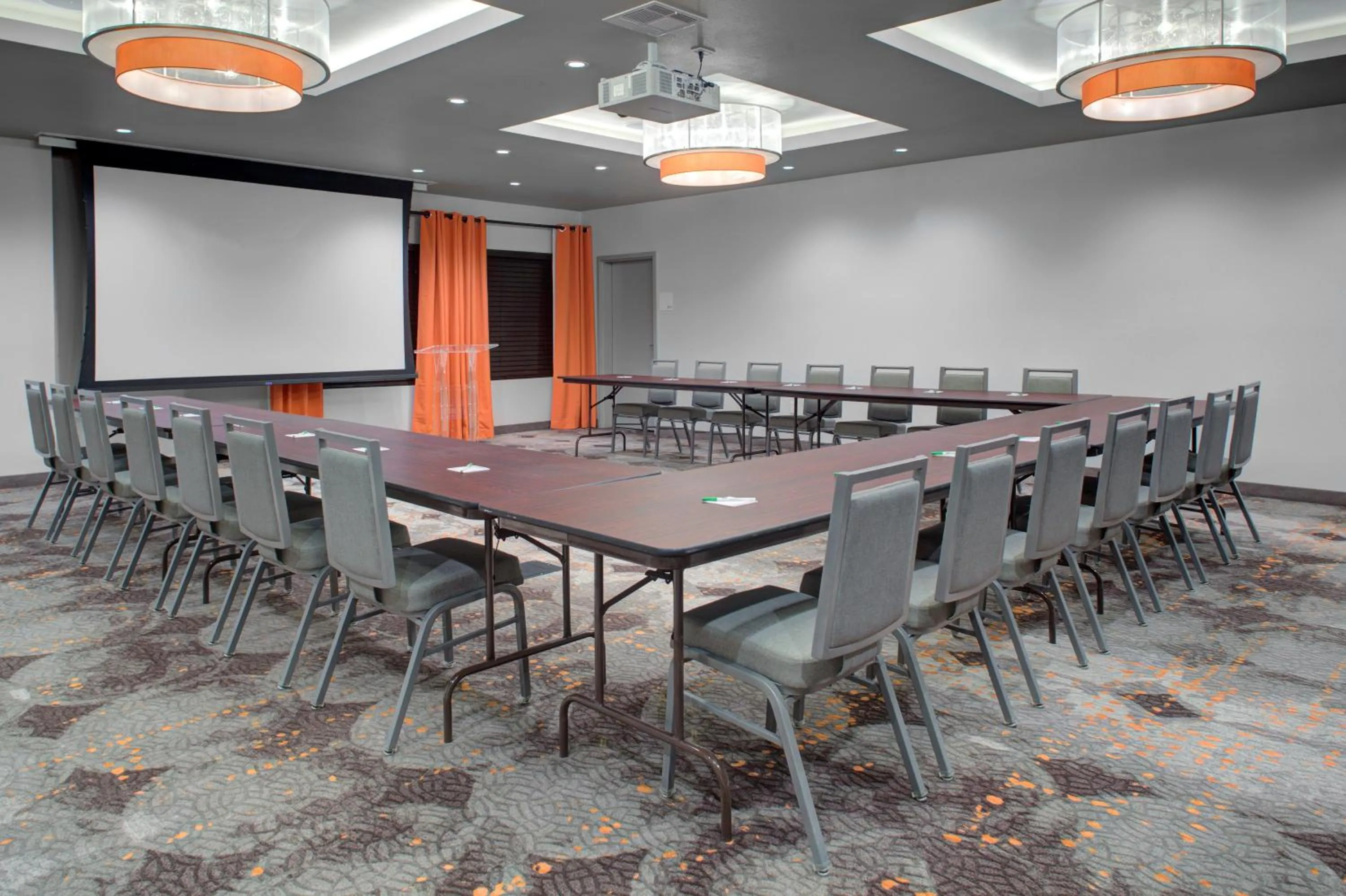Meeting/conference room in Holiday Inn Windsor - Wine Country by IHG