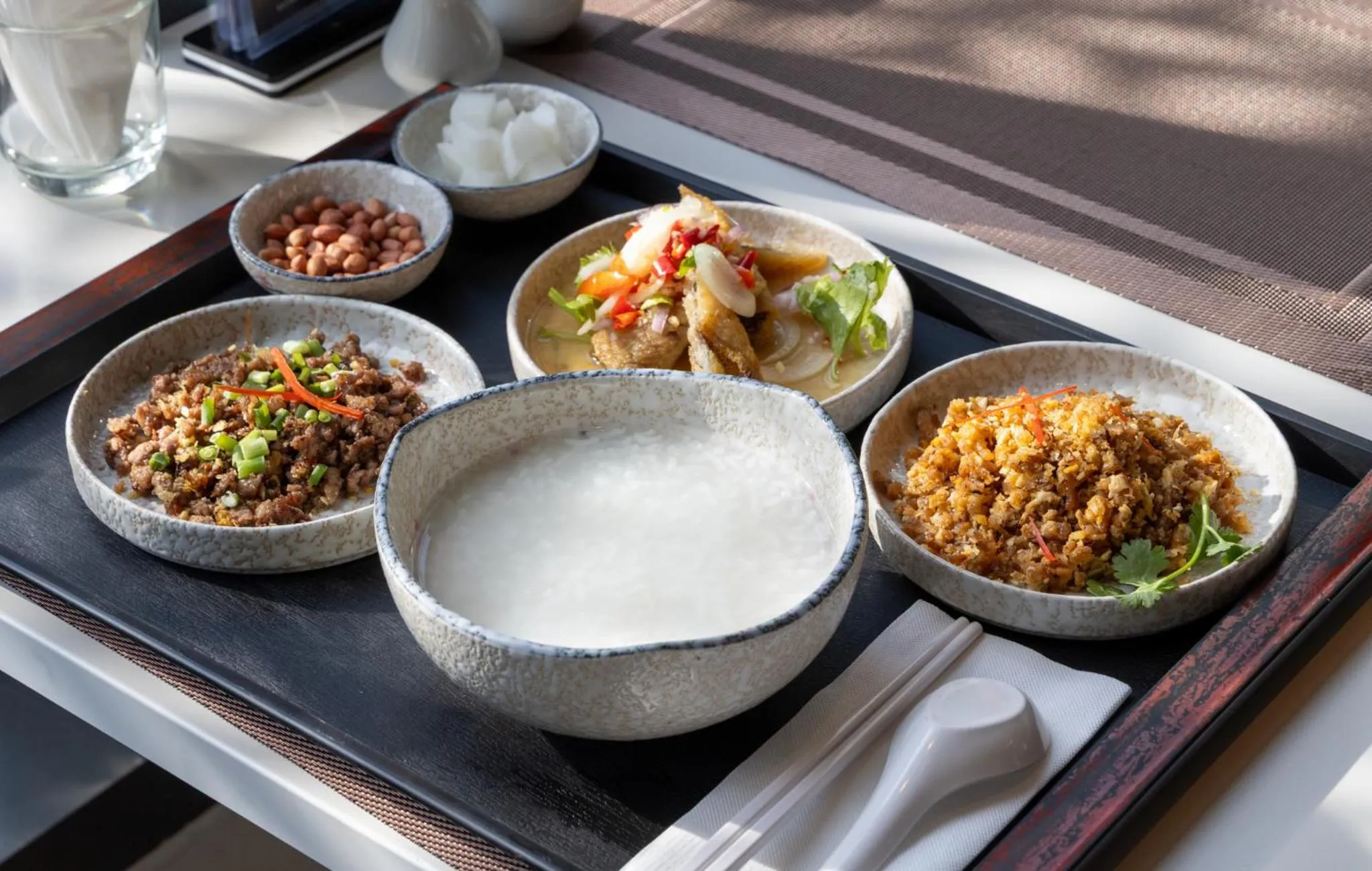 Restaurant/places to eat in Holiday Inn Express Bangkok Soi Soonvijai by IHG