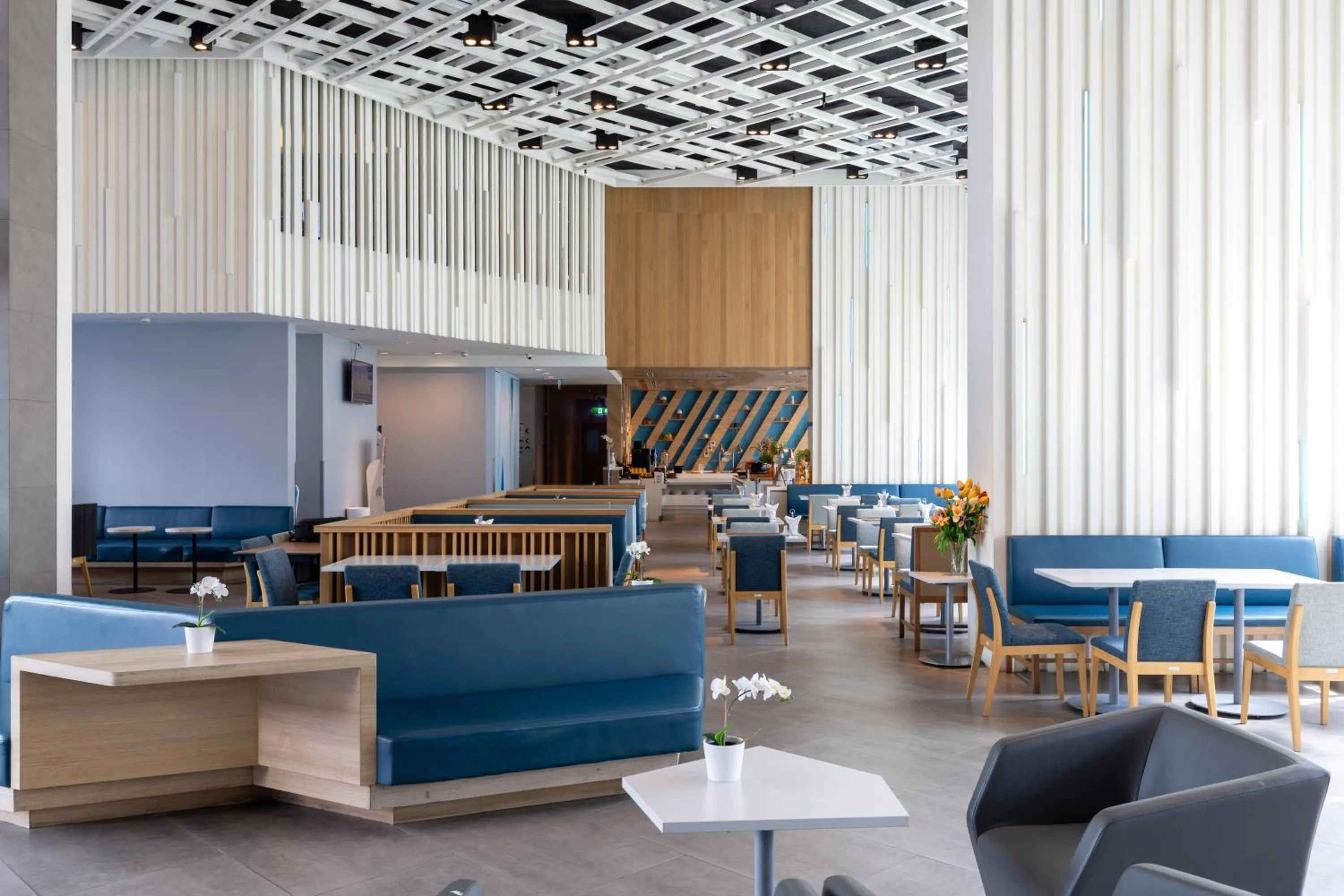 Restaurant/places to eat in Holiday Inn Express Bangkok Soi Soonvijai by IHG