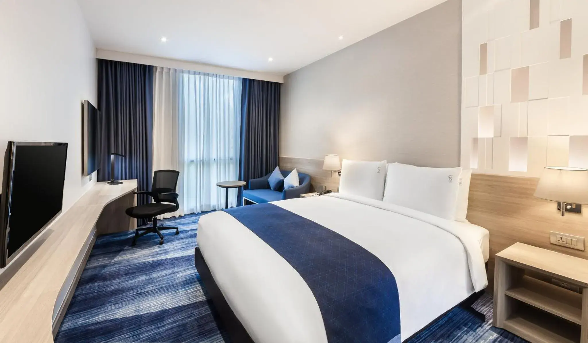 Photo of the whole room, Bed in Holiday Inn Express Bangkok Soi Soonvijai by IHG Photo of the whole room, Bed in Holiday Inn Express Bangkok Soi Soonvijai by IHG