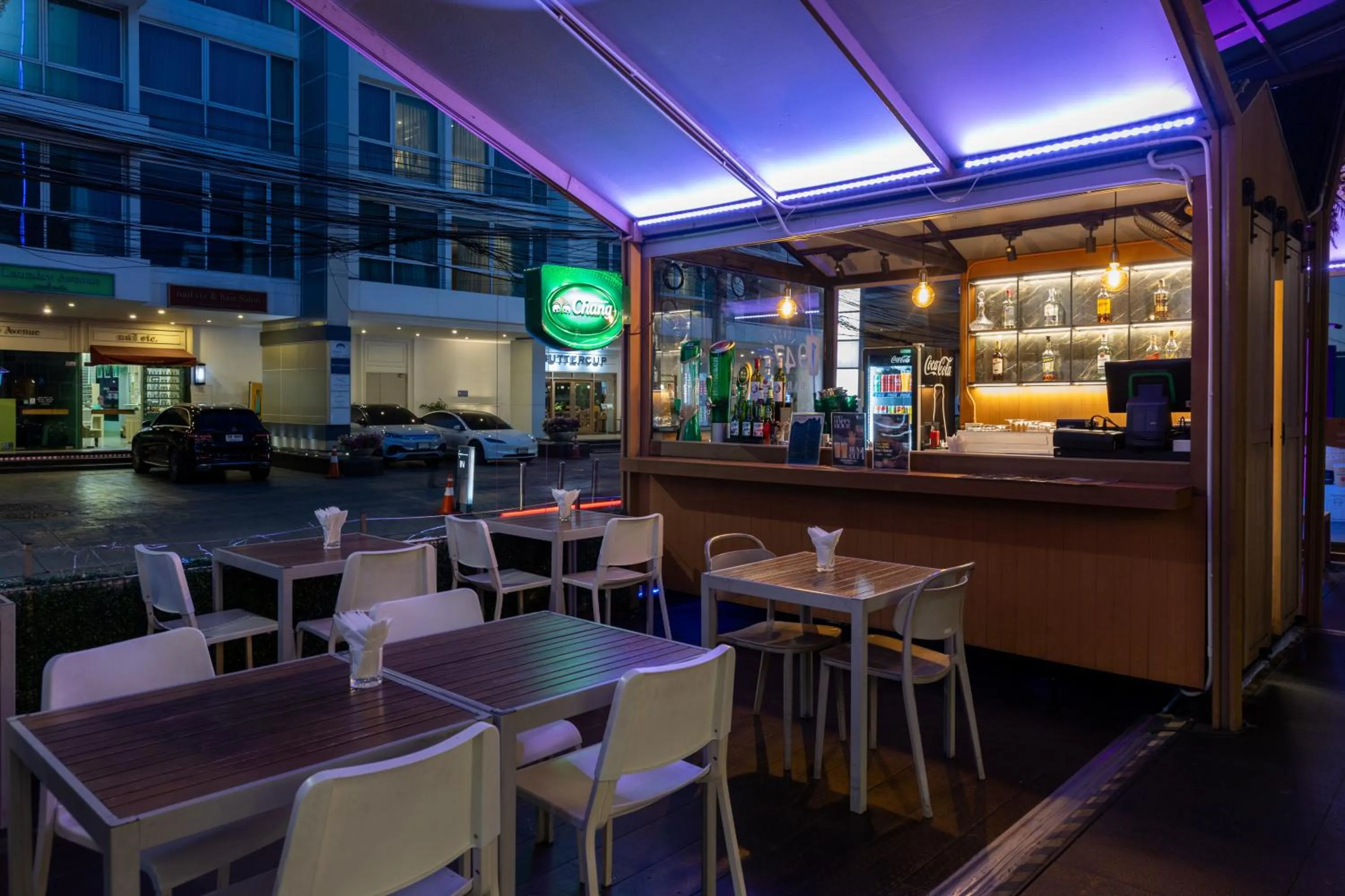 Restaurant/places to eat in Holiday Inn Express Bangkok Soi Soonvijai by IHG