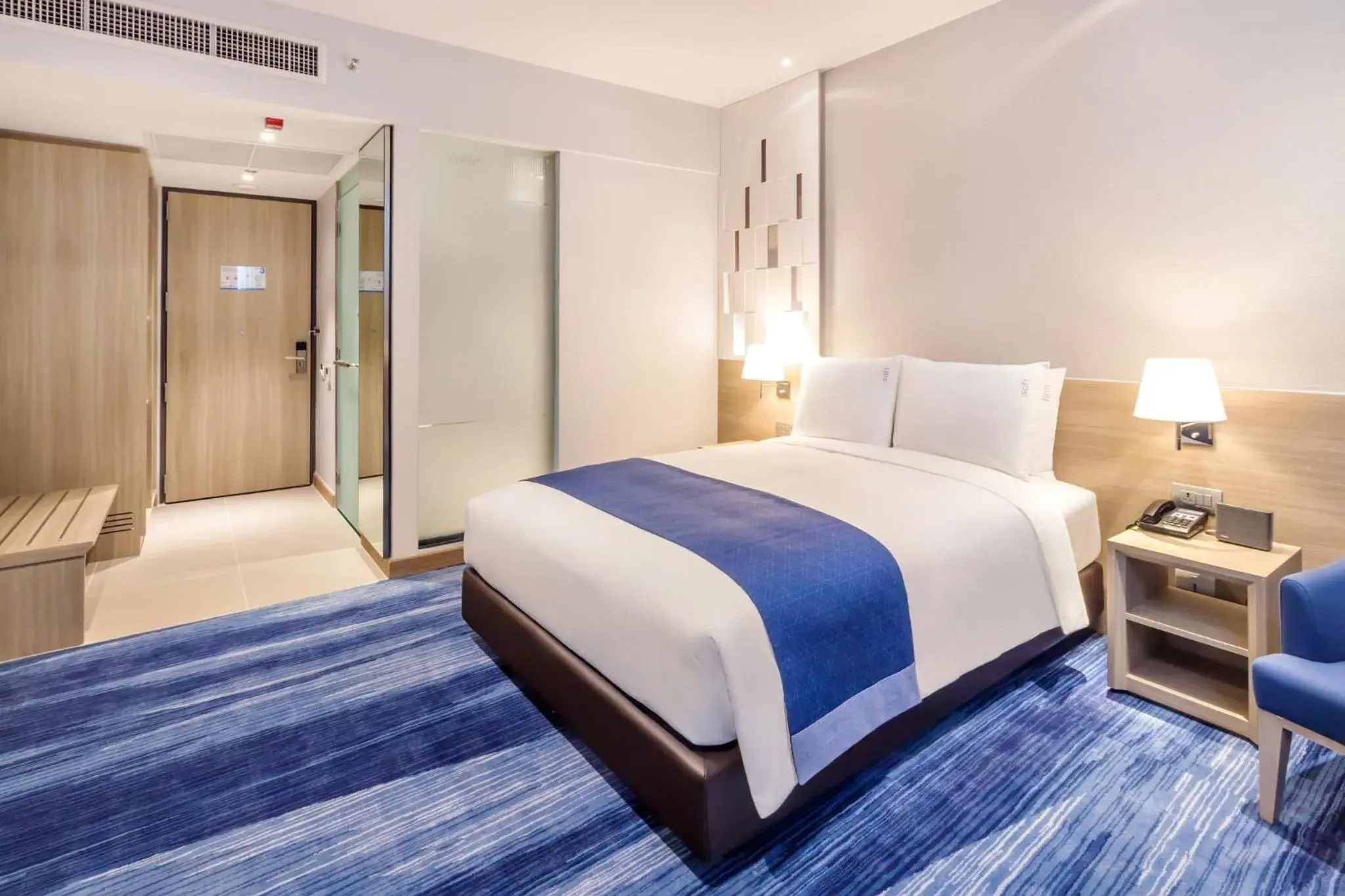 Standard Queen Room - Accessible with Free Breakfast in Holiday Inn Express Bangkok Soi Soonvijai by IHG Standard Queen Room - Accessible with Free Breakfast in Holiday Inn Express Bangkok Soi Soonvijai by IHG