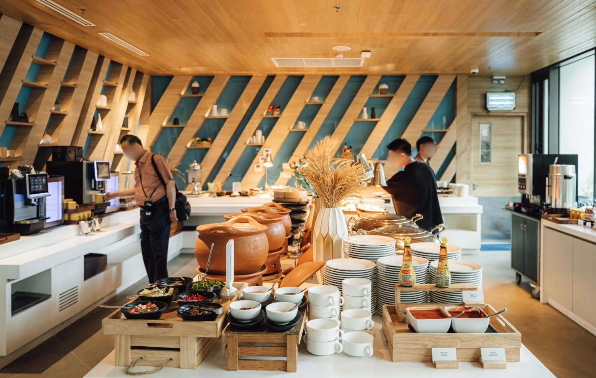 Restaurant/places to eat in Holiday Inn Express Bangkok Soi Soonvijai by IHG