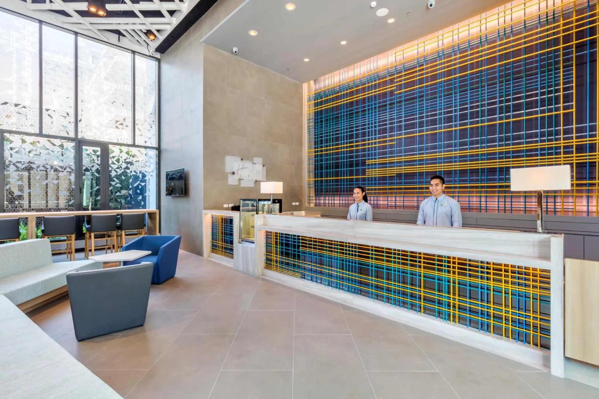 Lobby or reception in Holiday Inn Express Bangkok Soi Soonvijai by IHG