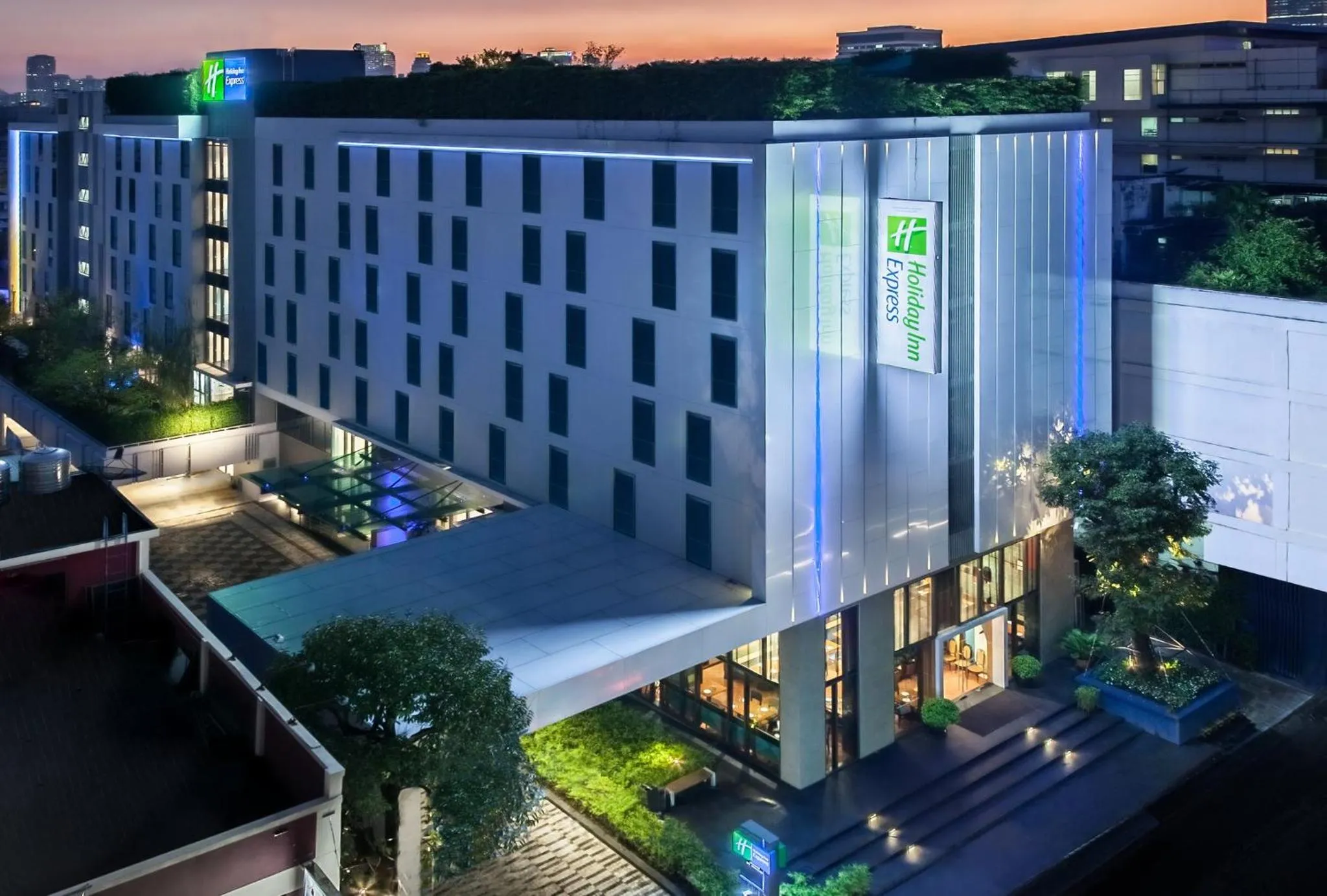 Property building in Holiday Inn Express Bangkok Soi Soonvijai by IHG