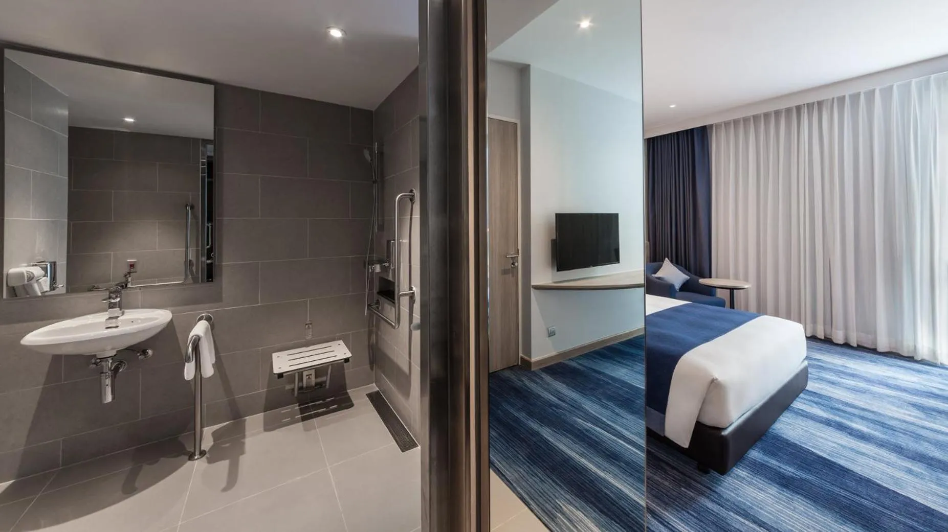 Bathroom, Bed in Holiday Inn Express Bangkok Soi Soonvijai by IHG