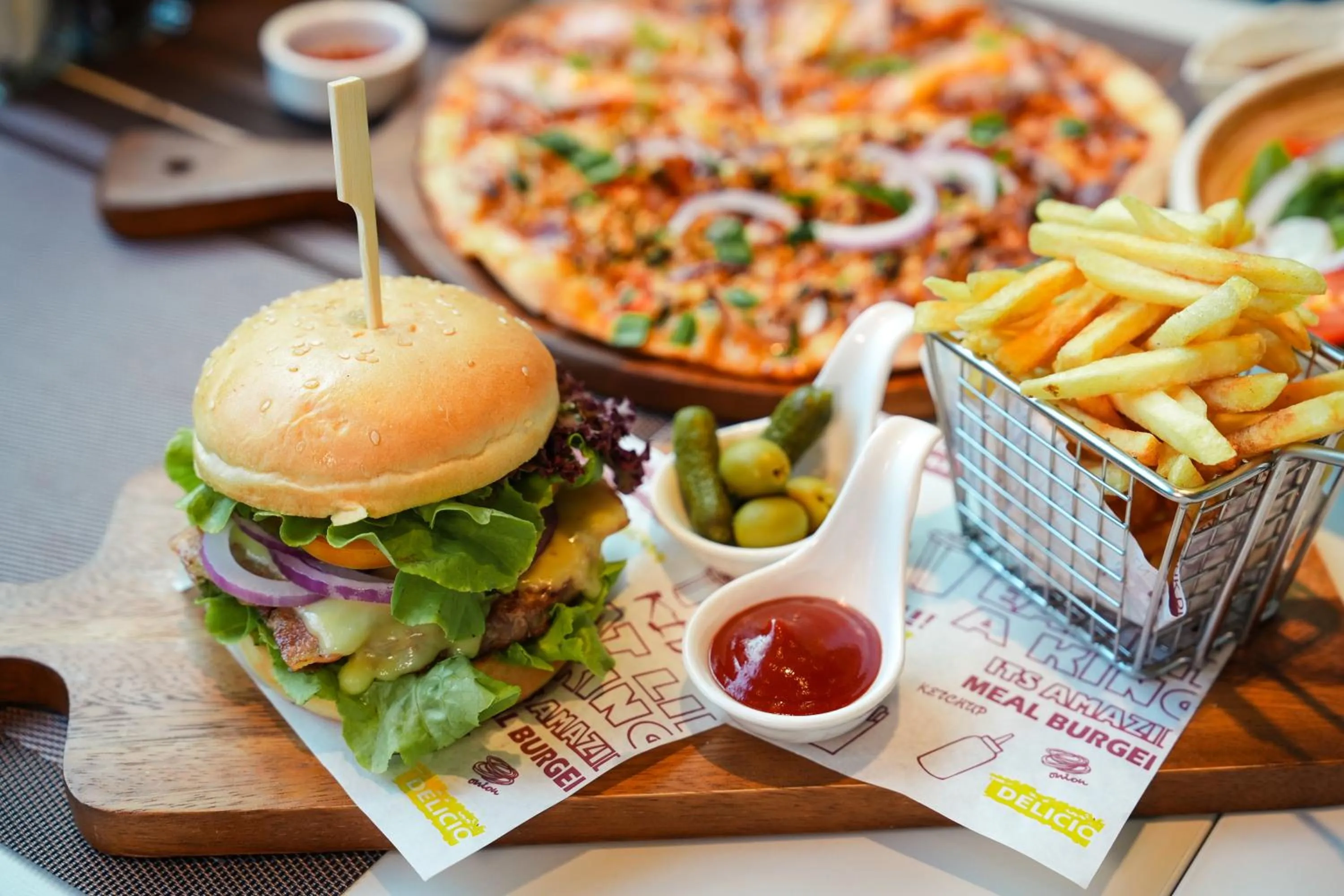 Restaurant/places to eat in Holiday Inn Express Bangkok Soi Soonvijai by IHG