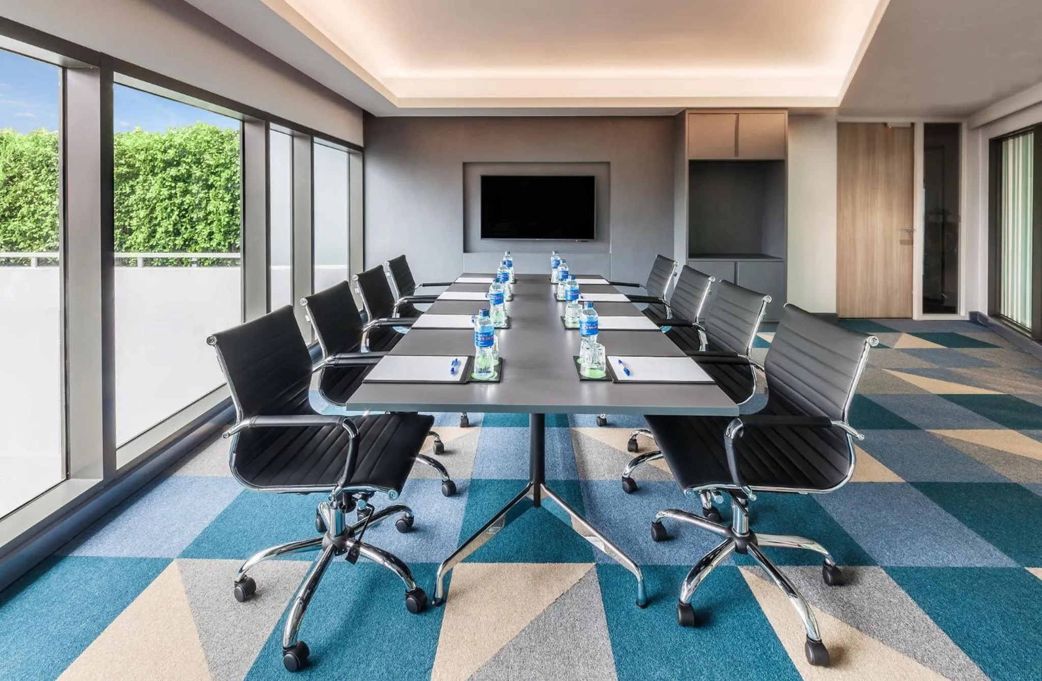 Meeting/conference room in Holiday Inn Express Bangkok Soi Soonvijai by IHG