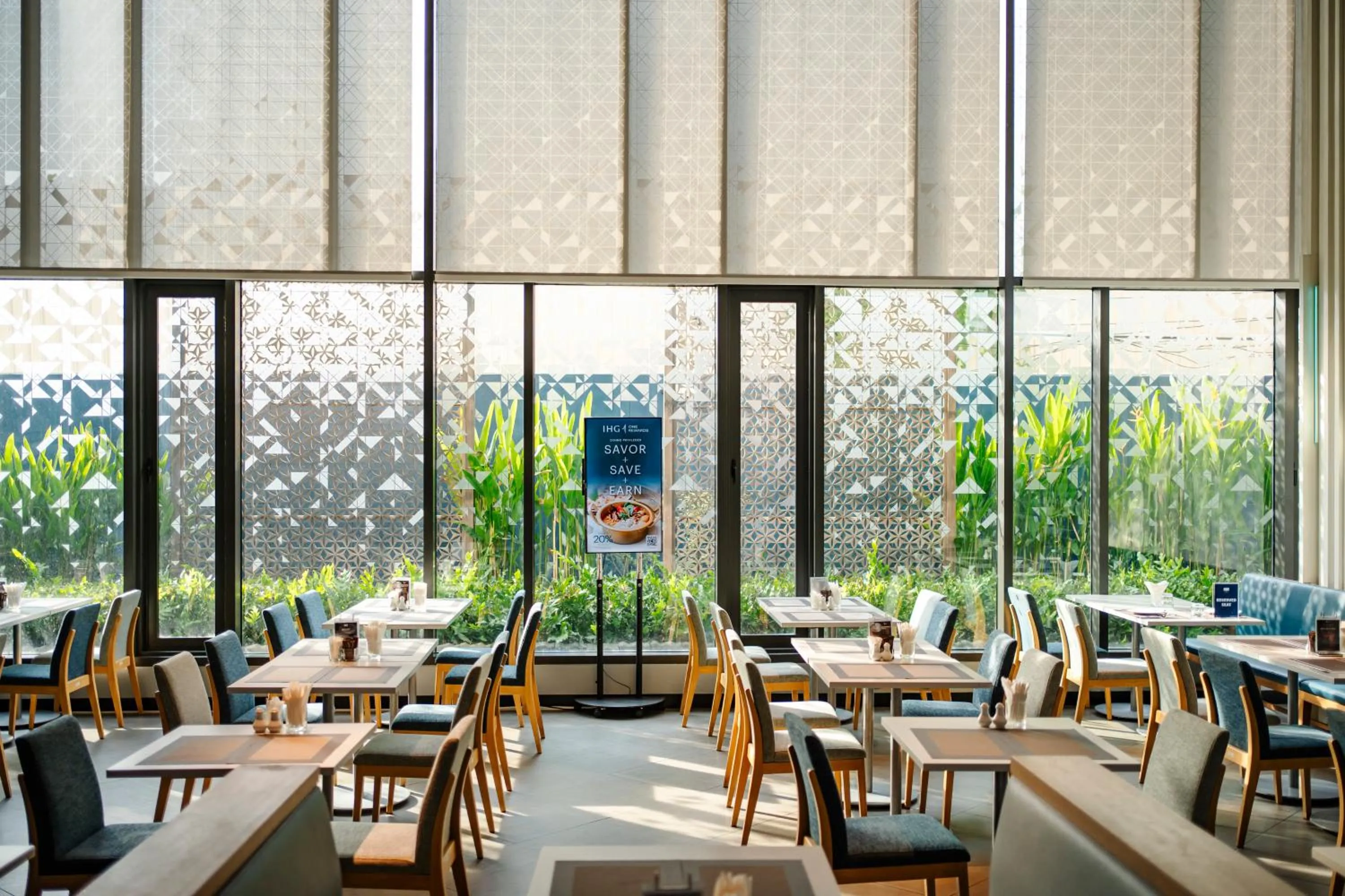 Restaurant/places to eat in Holiday Inn Express Bangkok Soi Soonvijai by IHG