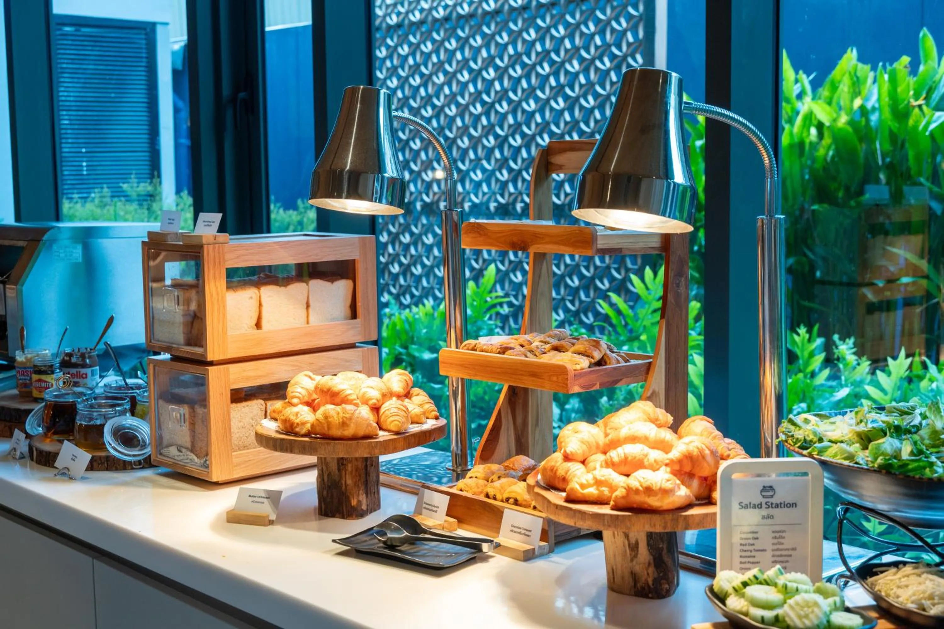 Restaurant/places to eat in Holiday Inn Express Bangkok Soi Soonvijai by IHG