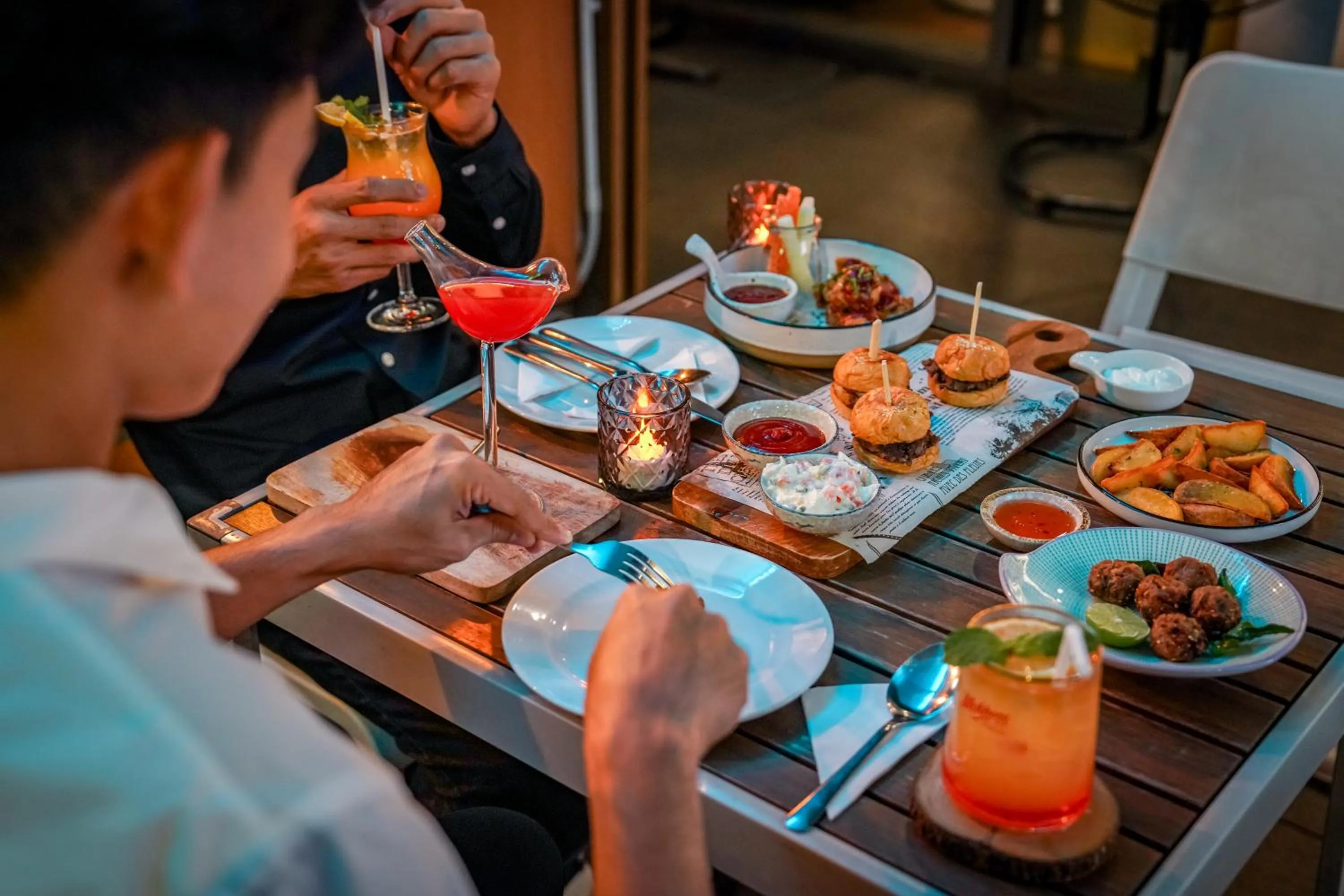 Restaurant/places to eat in Holiday Inn Express Bangkok Soi Soonvijai by IHG