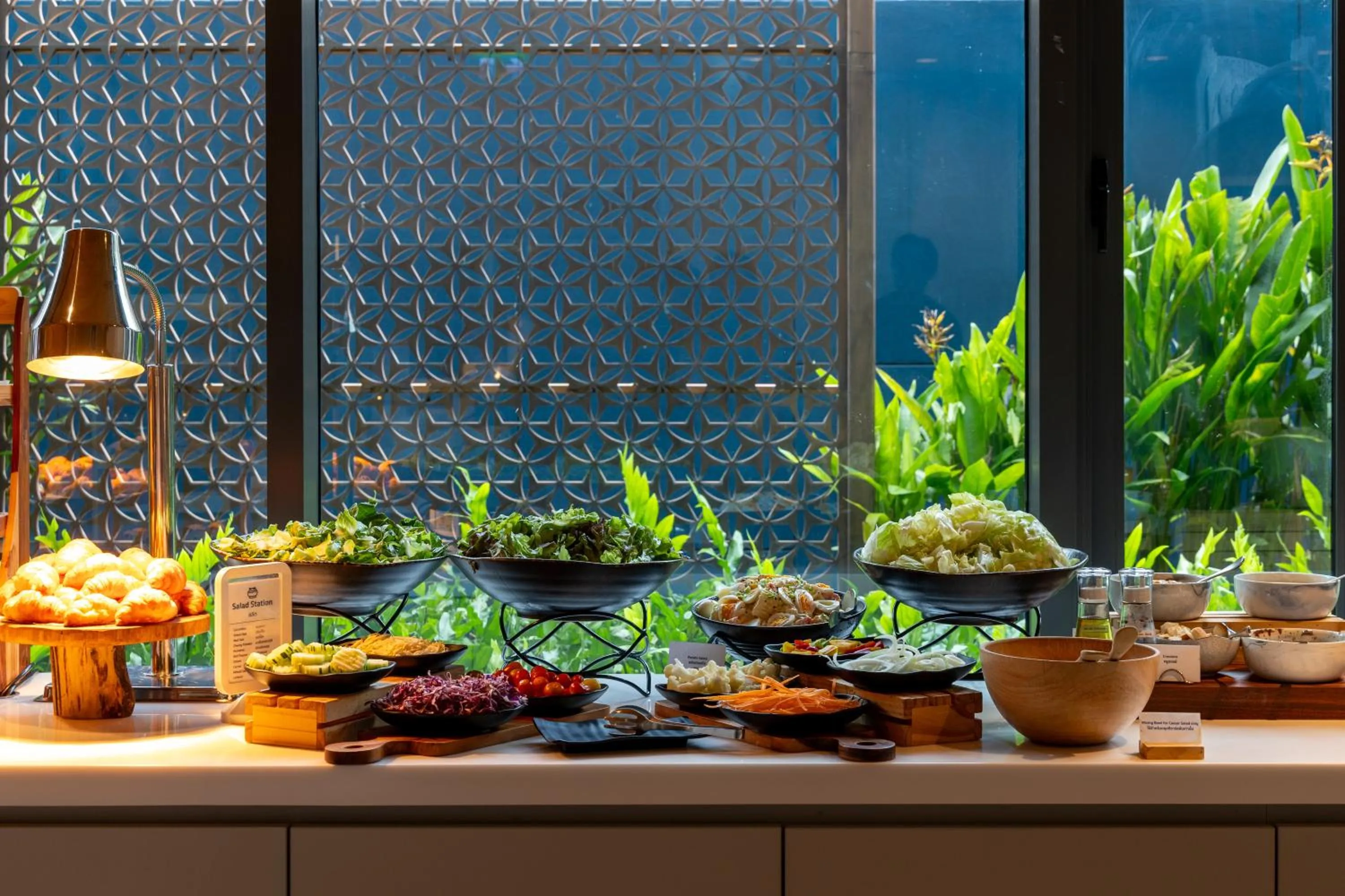 Restaurant/places to eat in Holiday Inn Express Bangkok Soi Soonvijai by IHG