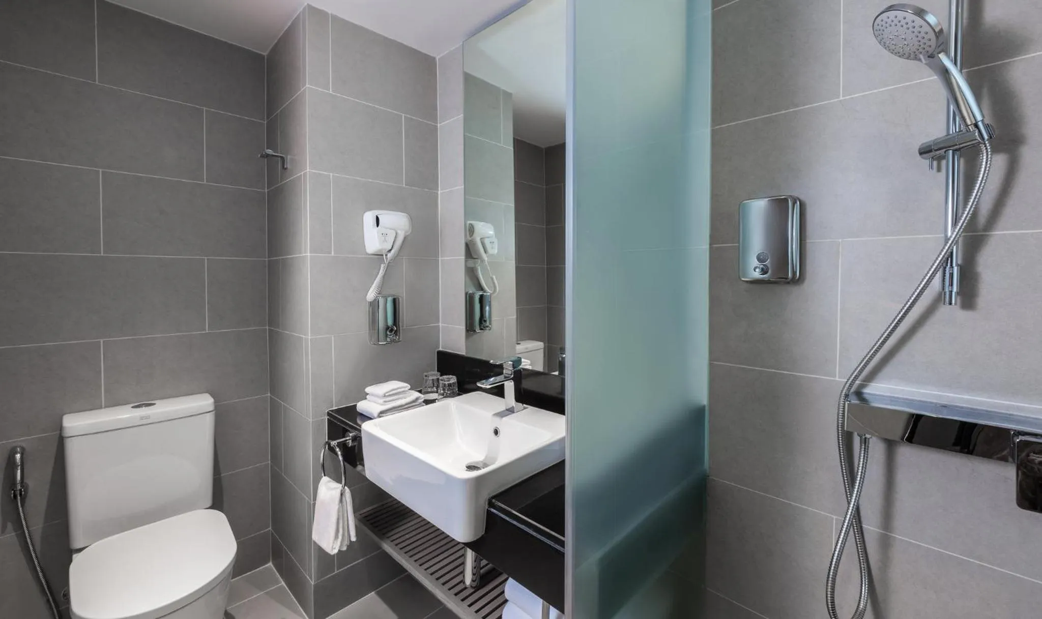 Bathroom in Holiday Inn Express Bangkok Soi Soonvijai by IHG