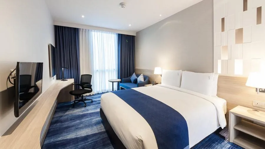 Bed in Holiday Inn Express Bangkok Soi Soonvijai by IHG