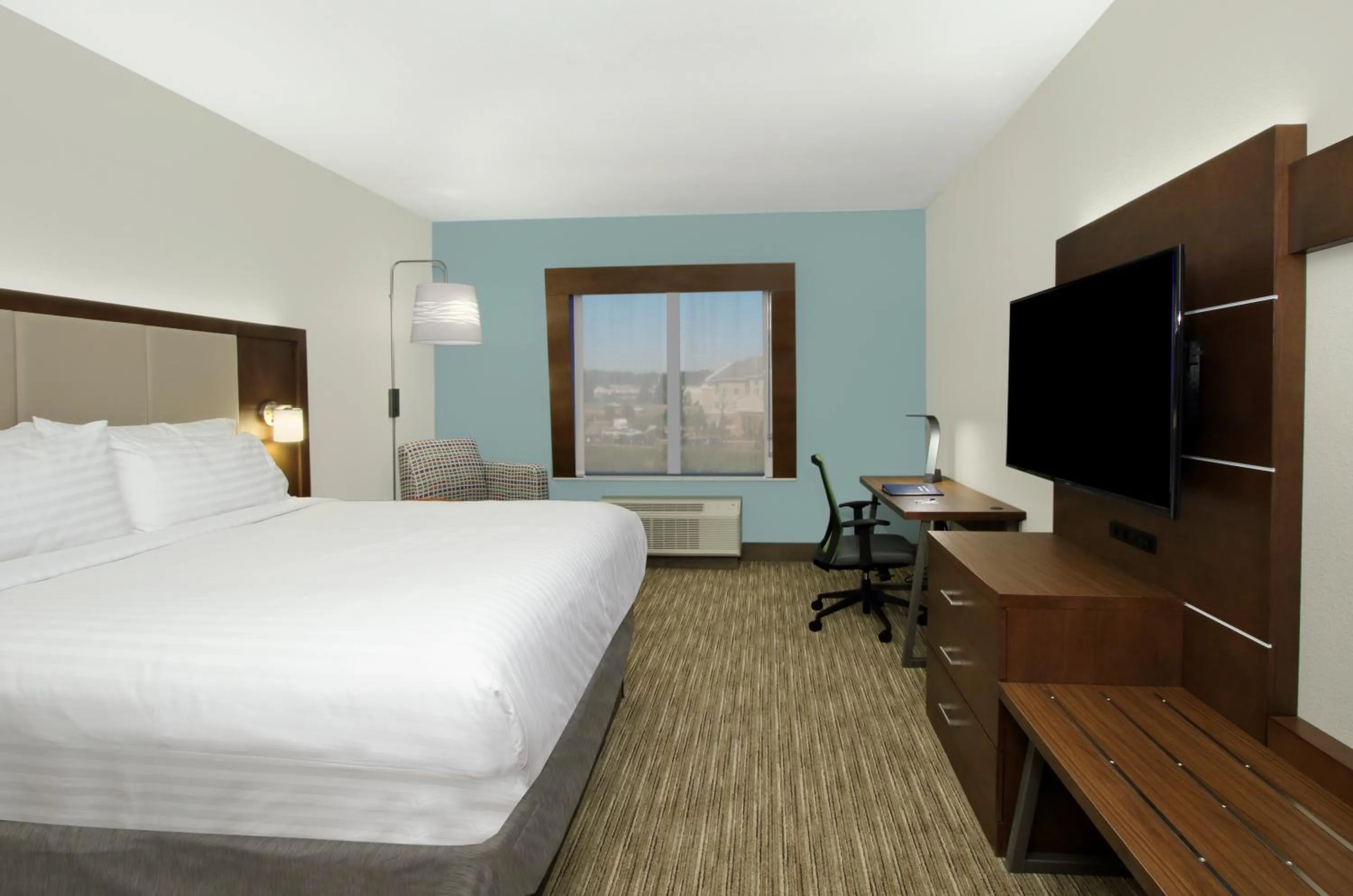 Communal lounge/ TV room, Bed in Holiday Inn Express & Suites Columbus North by IHG