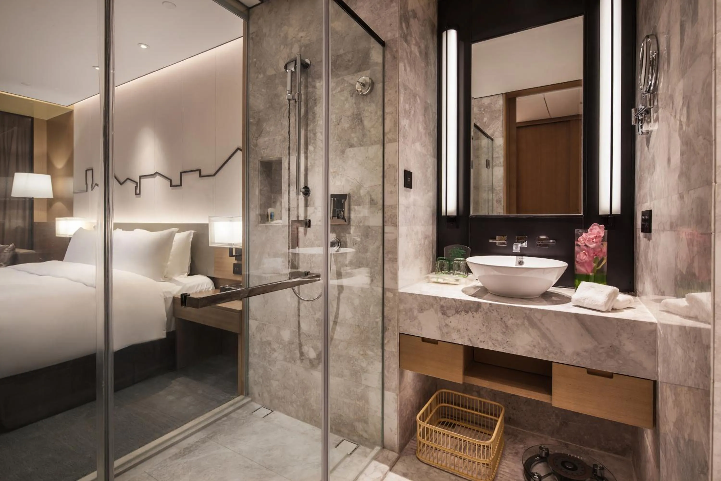 Toilet, Bed in Holiday Inn Nanjing Qinhuai South by IHG