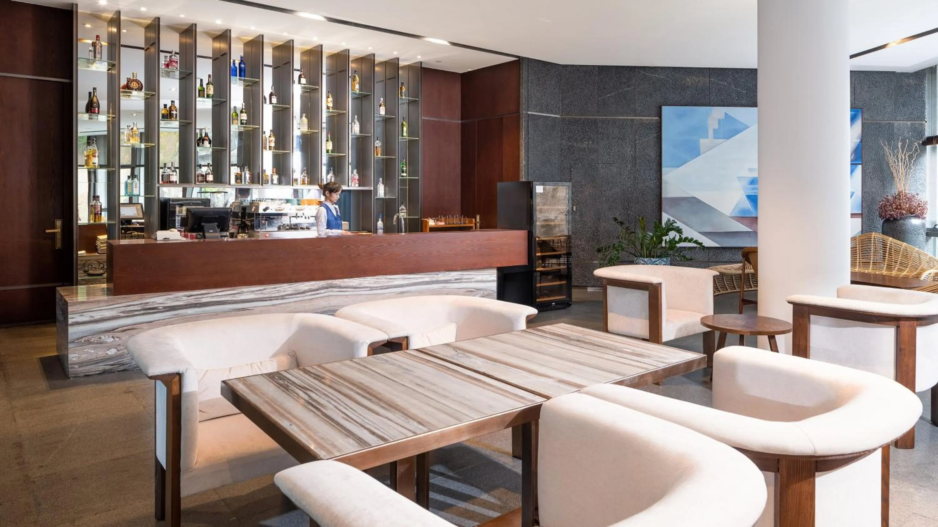 Lounge or bar in Hotel Indigo Dali Erhai by IHG