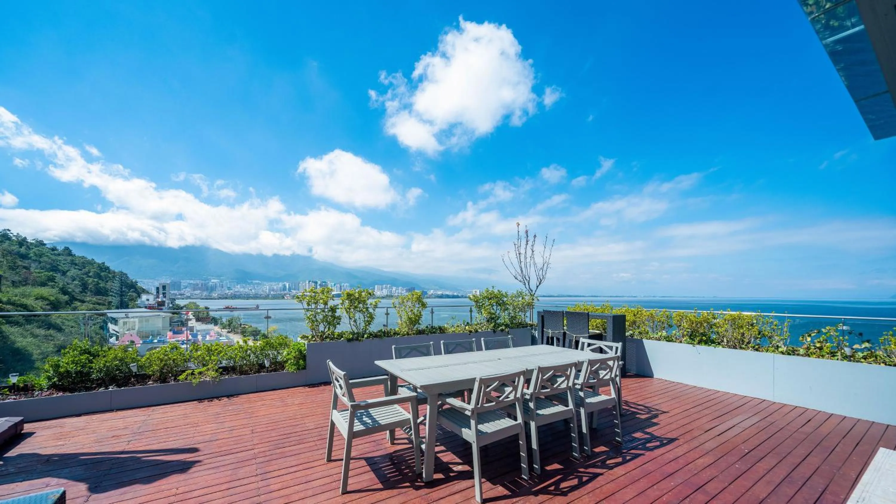 Photo of the whole room in Hotel Indigo Dali Erhai by IHG