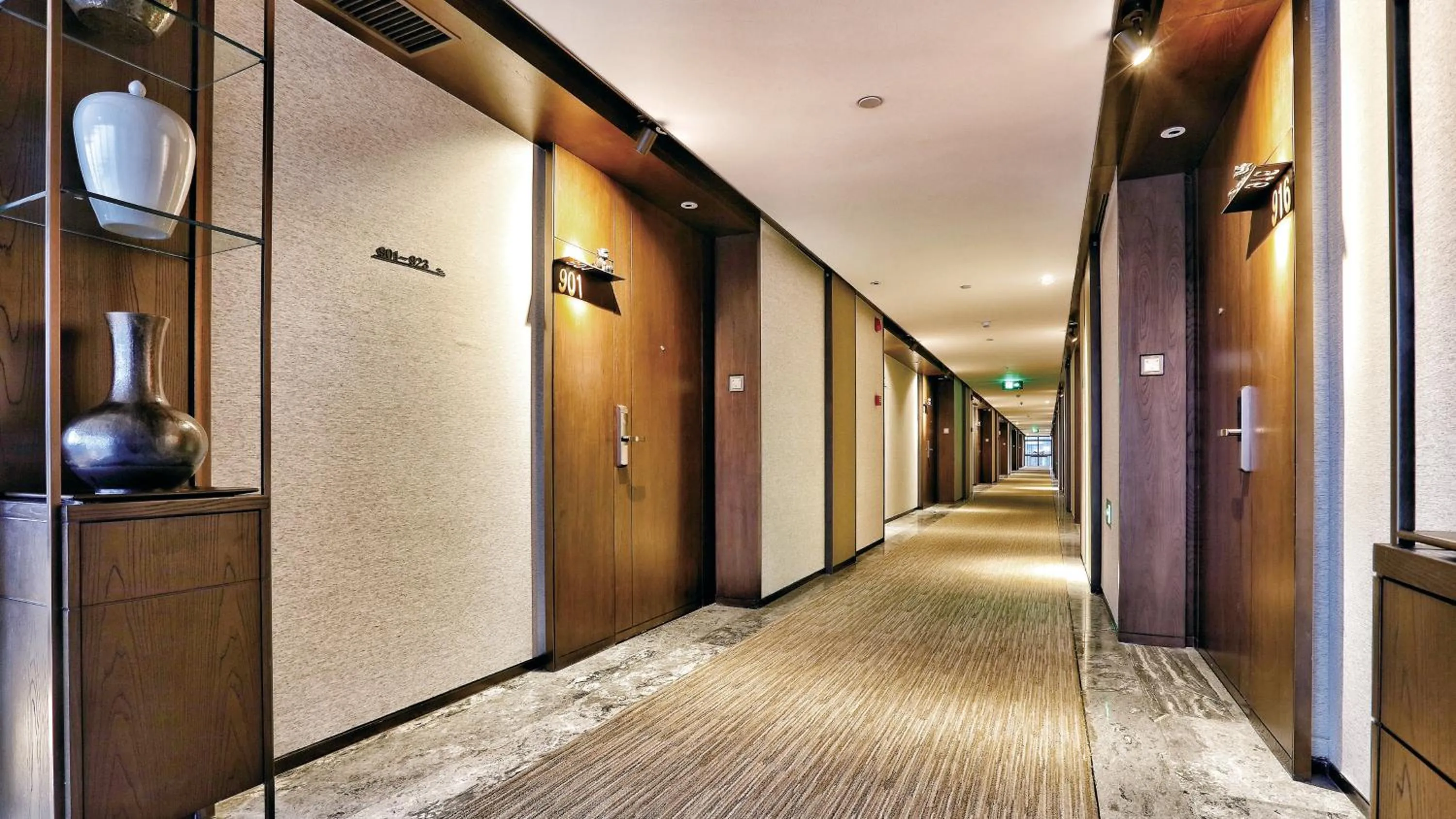 Lobby or reception in Hotel Indigo Dali Erhai by IHG