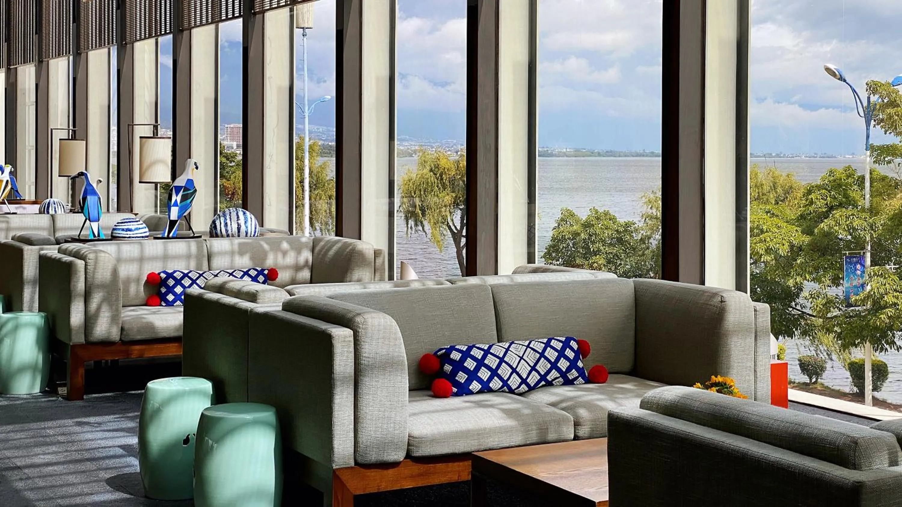 Lobby or reception in Hotel Indigo Dali Erhai by IHG