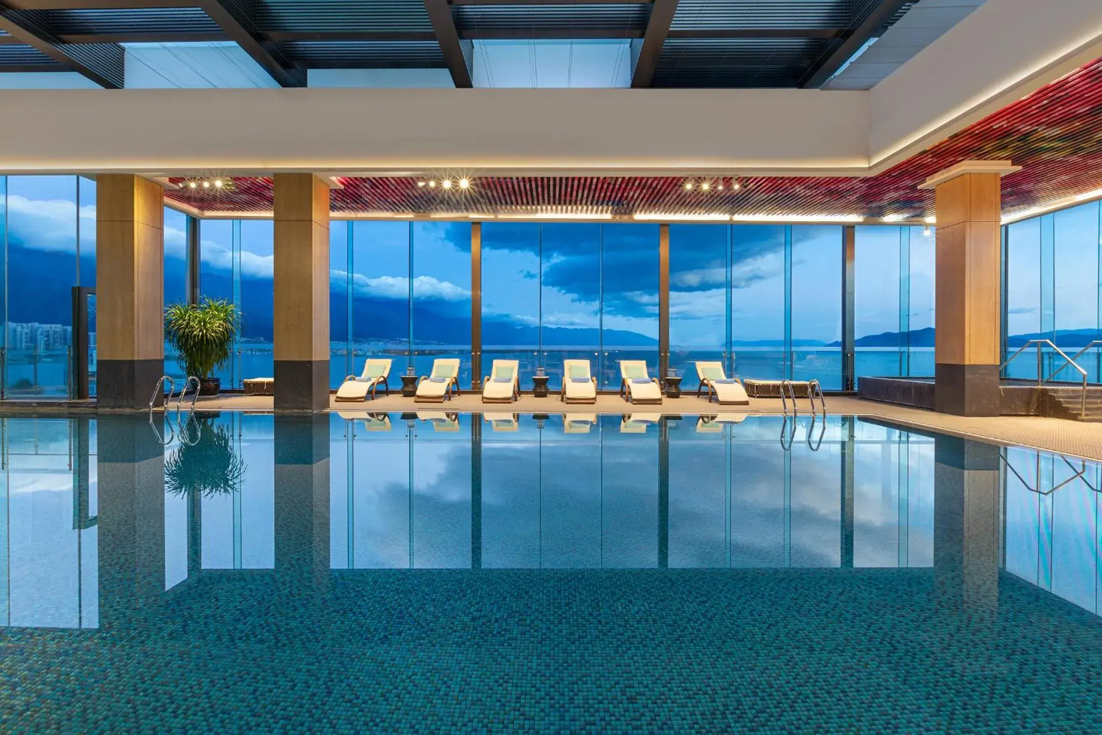 Swimming pool in Hotel Indigo Dali Erhai by IHG Swimming pool in Hotel Indigo Dali Erhai by IHG