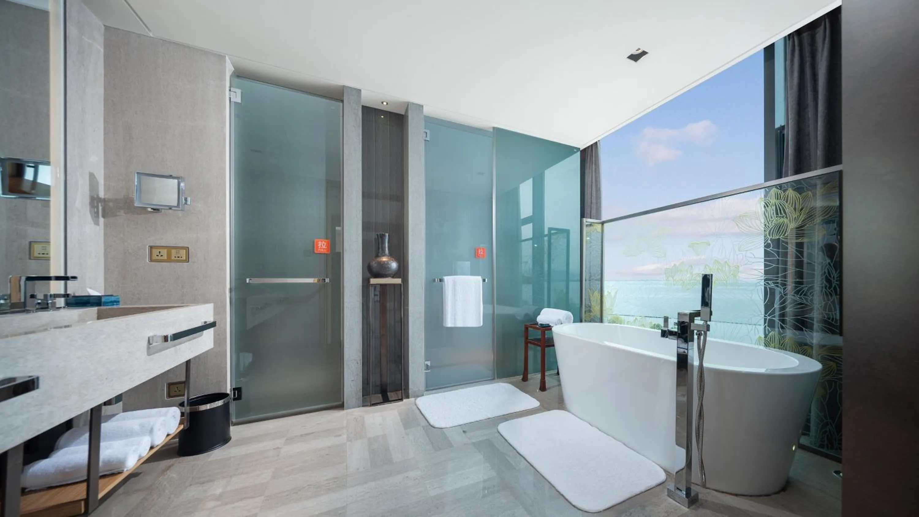 Bathroom in Hotel Indigo Dali Erhai by IHG